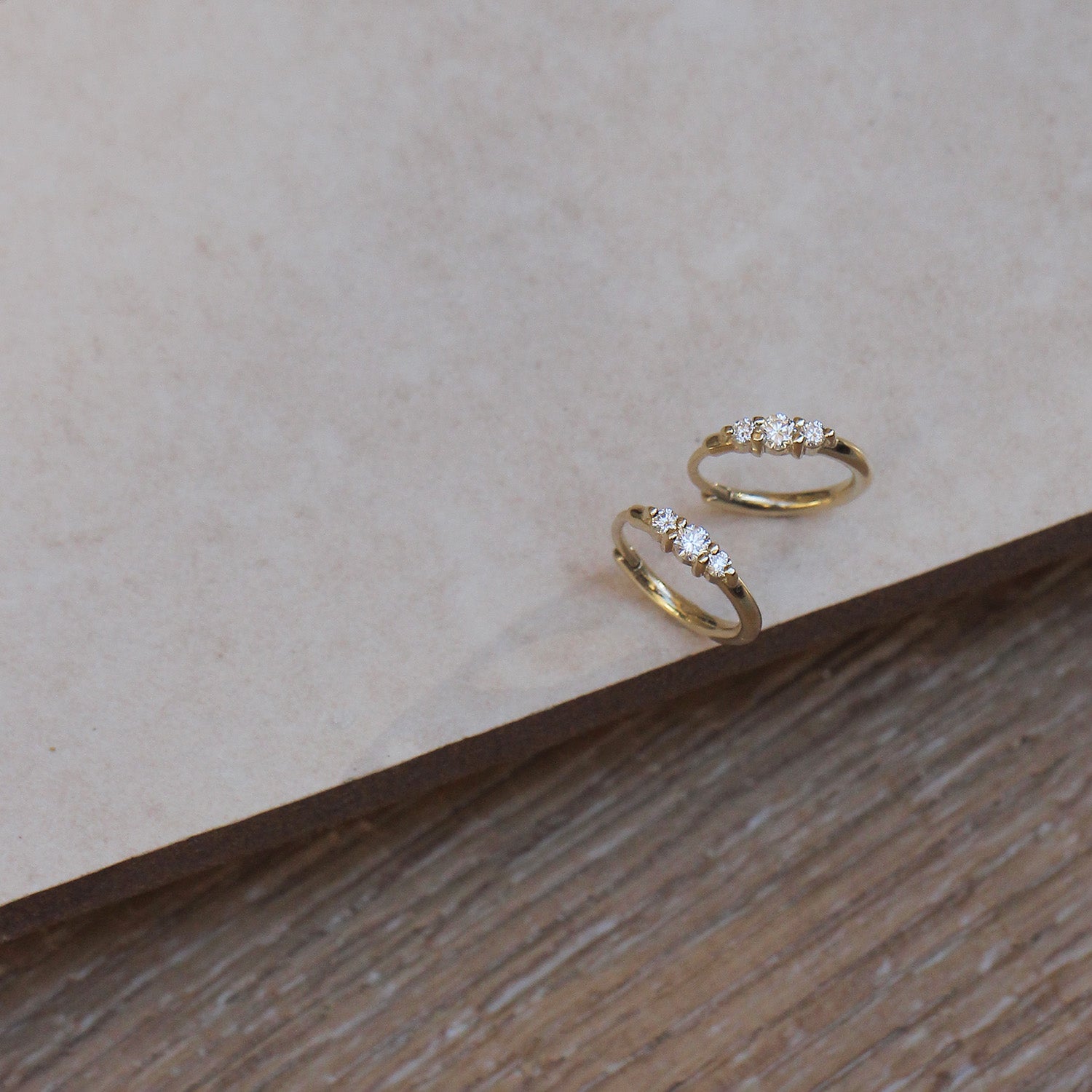 עגיל חישוק אודרי קלאסי יהלומים לבנים