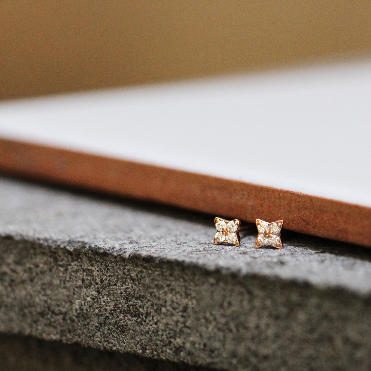 עגיל מיני ונוס יהלומים לבנים