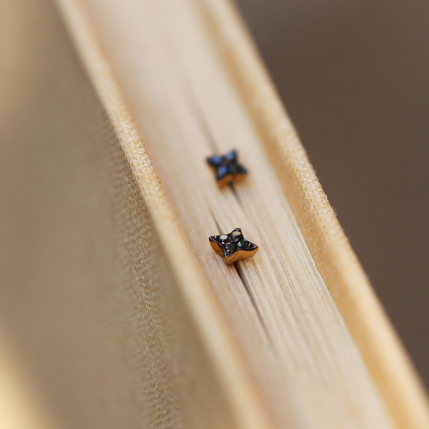 עגיל מיני ונוס יהלומים שחורים