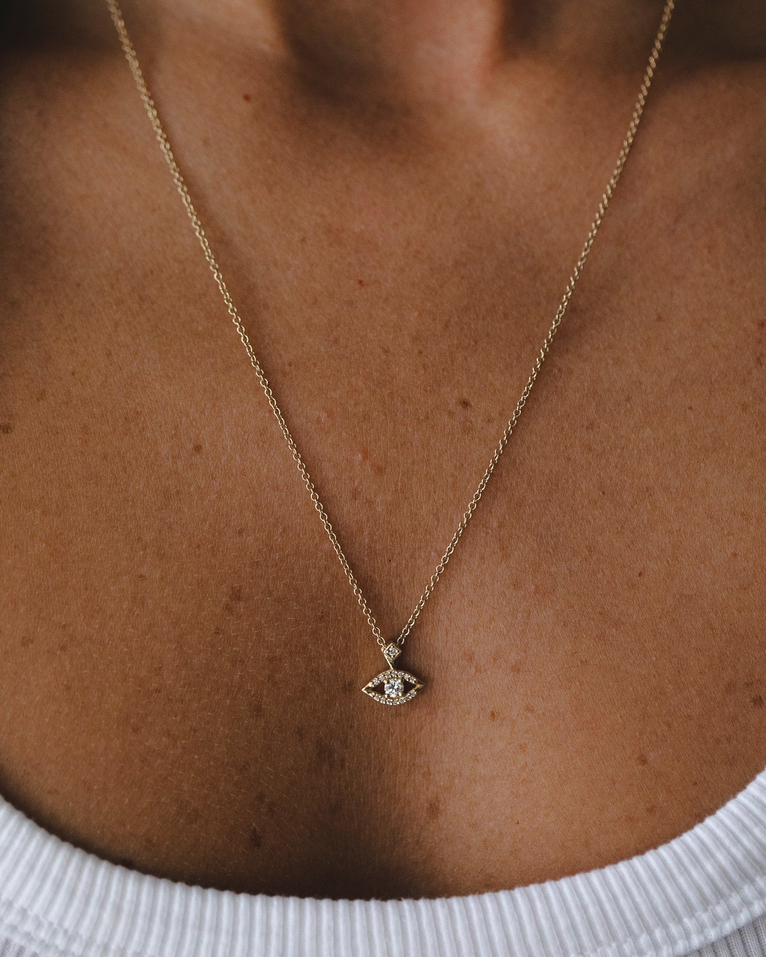 שרשרת זהב עין הרע משובצת יהלומים לבנים