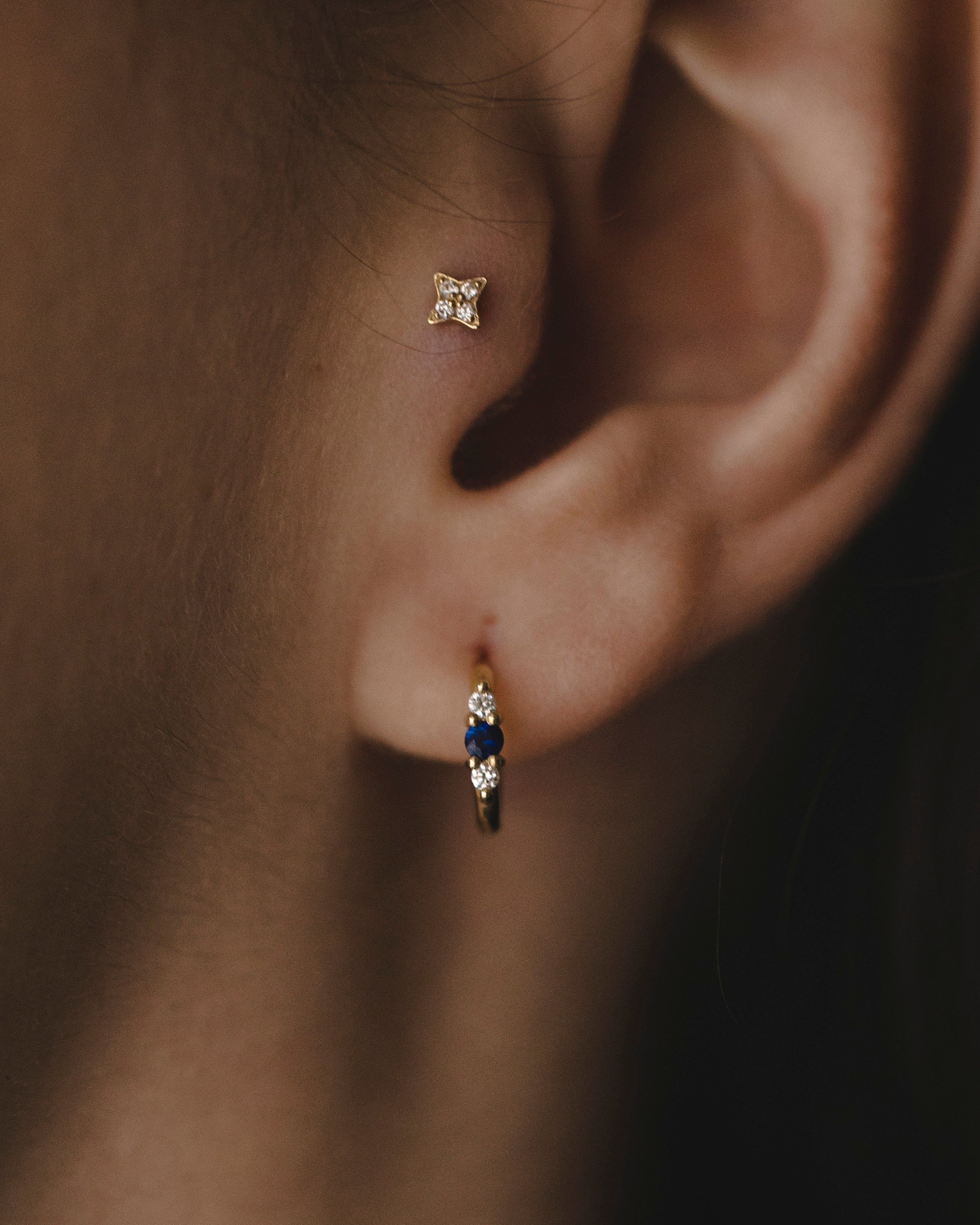 עגיל חישוק אודרי קטן ספיר ויהלומים