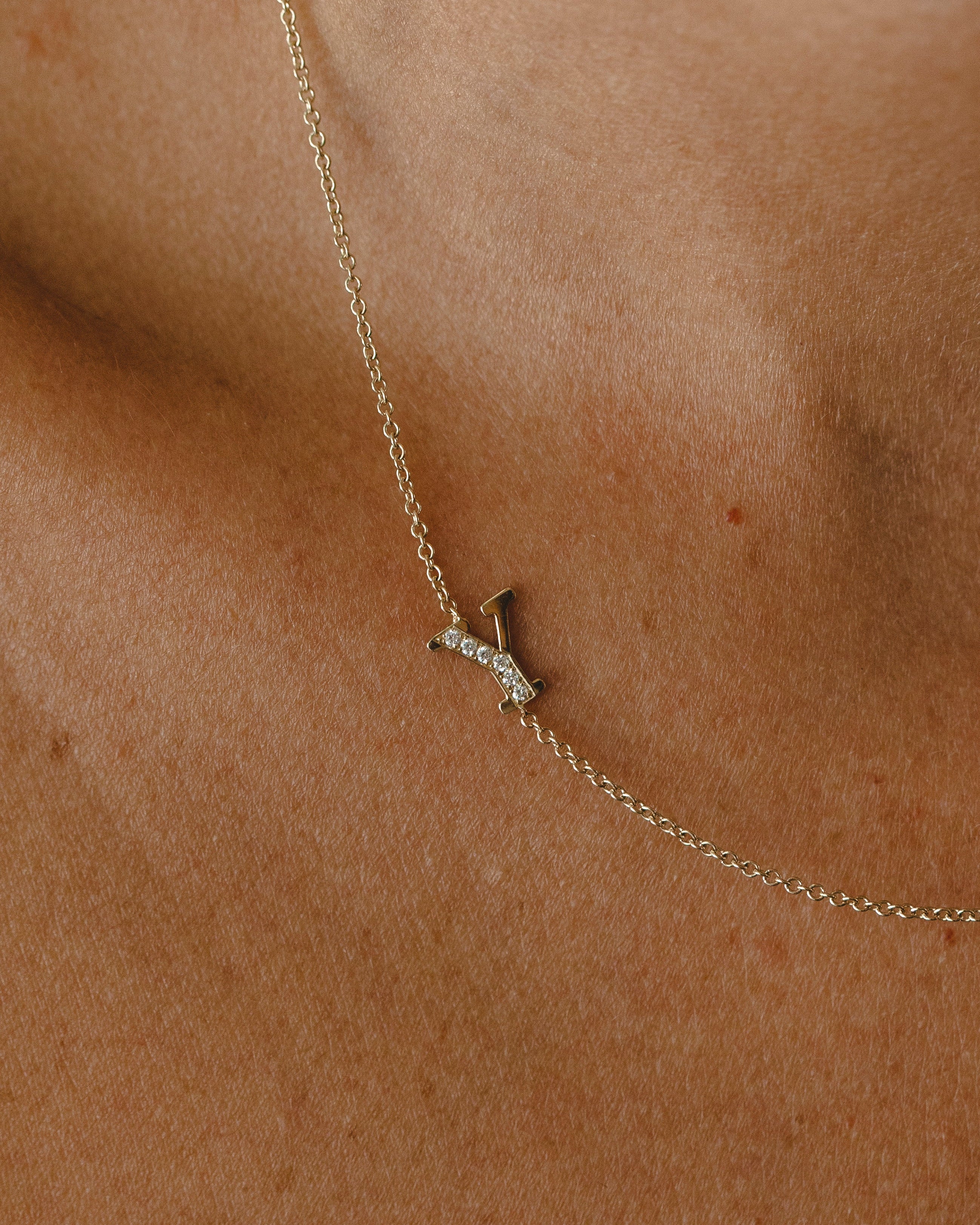 שרשרת שתי אותיות מרחפות חצי משובצות יהלומים לבנים