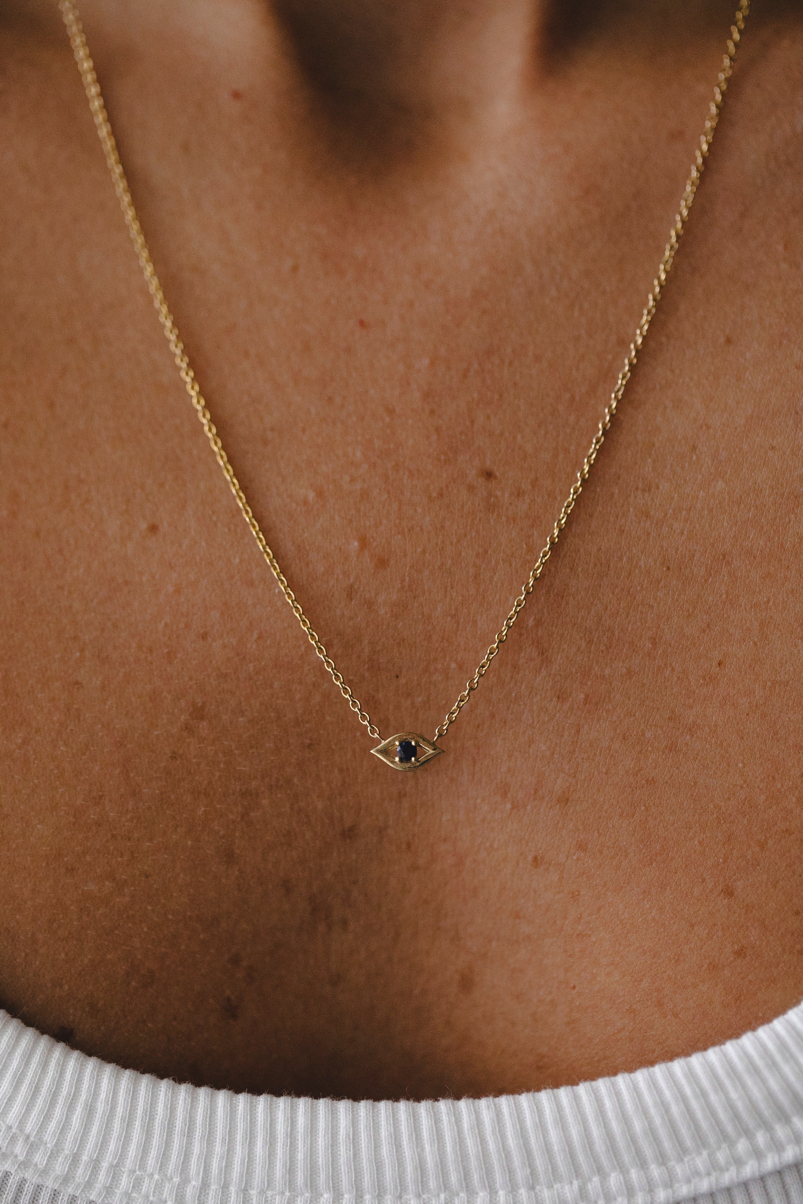 שרשרת עין הרע מרחפת ספיר כחול