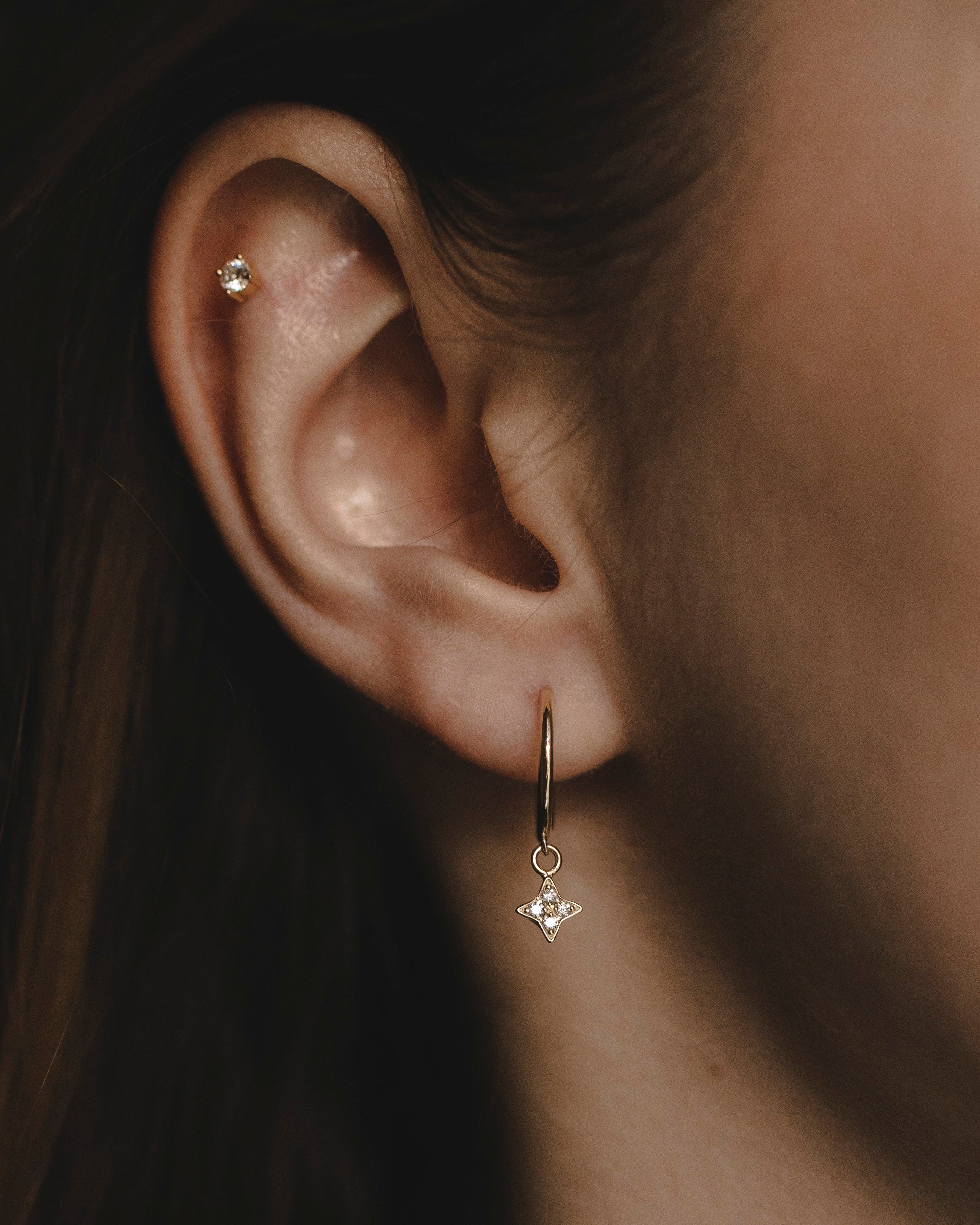 עגיל חישוק קיילי תליון ונוס יהלומים לבנים