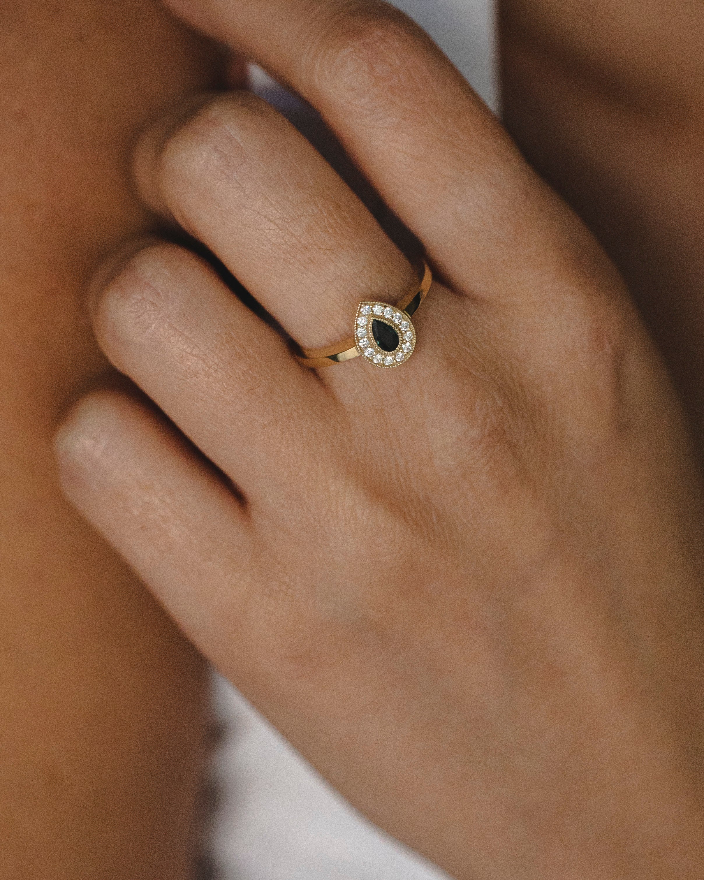 טבעת לונה עם ספיר ויהלומים