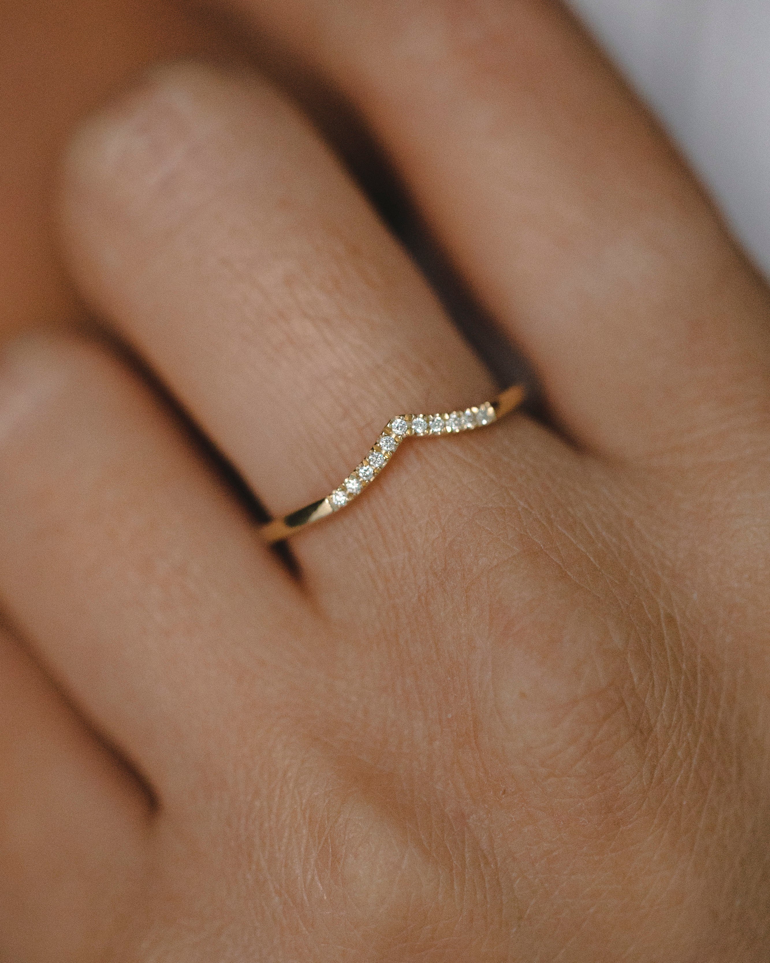 טבעת האנה משובצת יהלומים לבנים