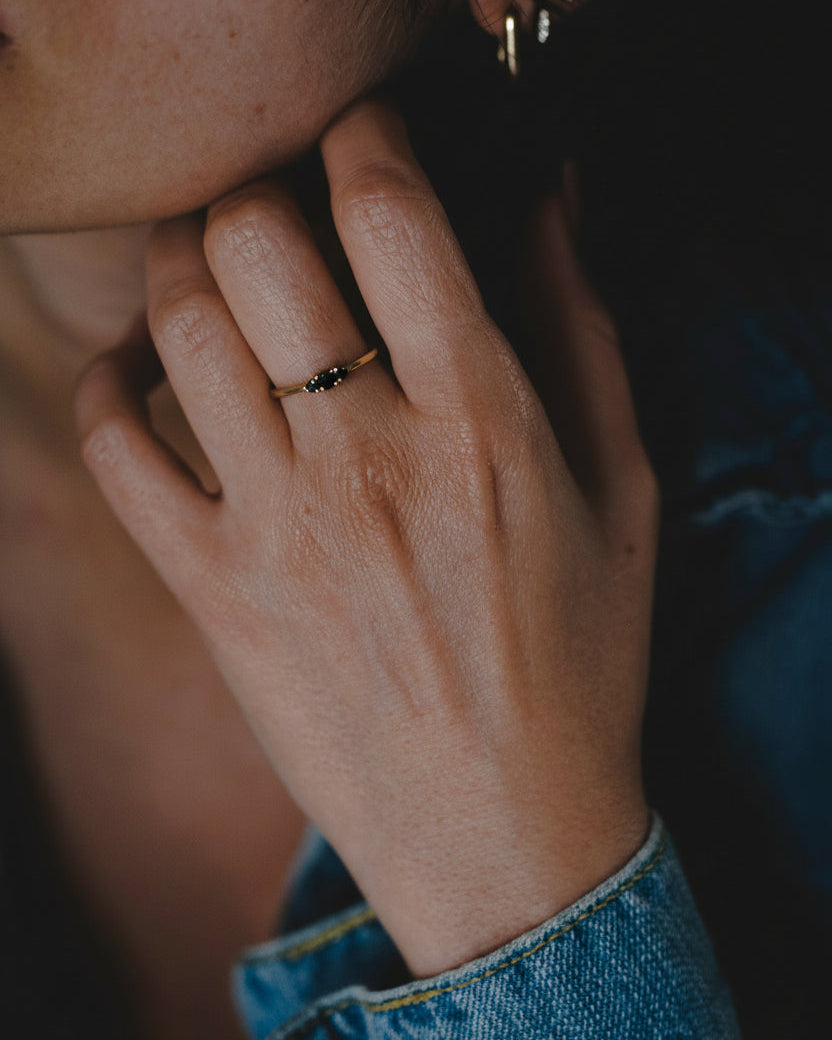 טבעת אודרי יהלומים שחורים 3 מ"מ