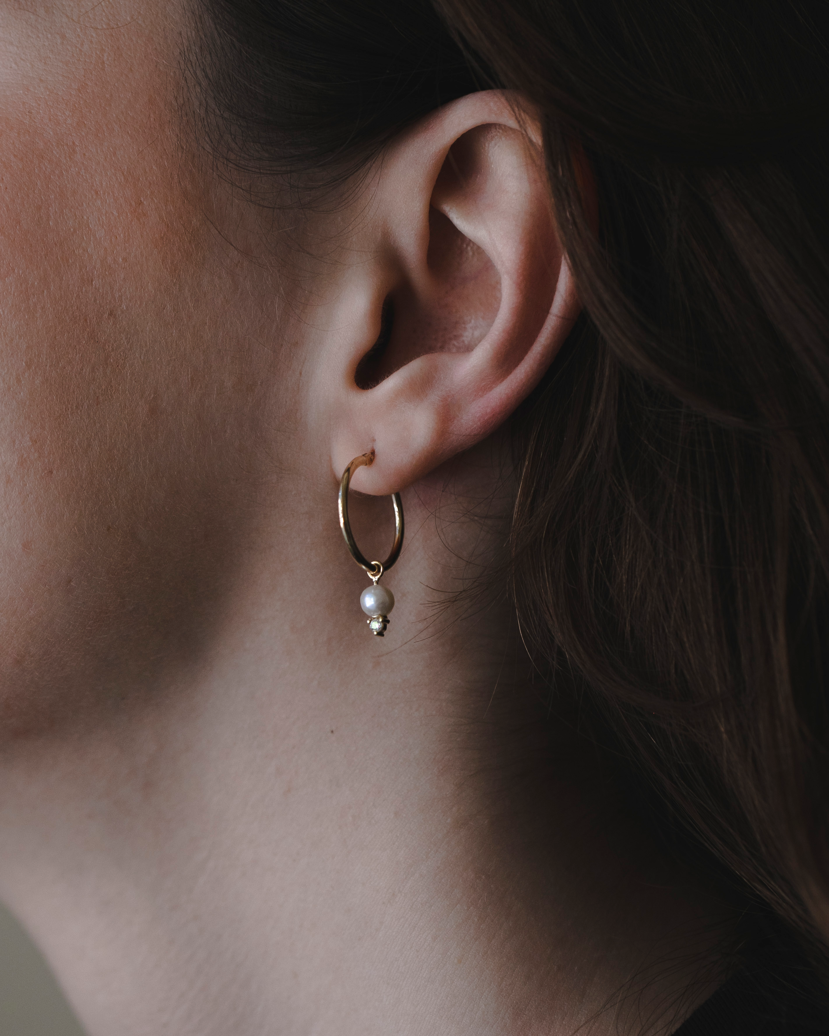 עגיל חישוק + סקארלט פנינים ויהלומים לבנים