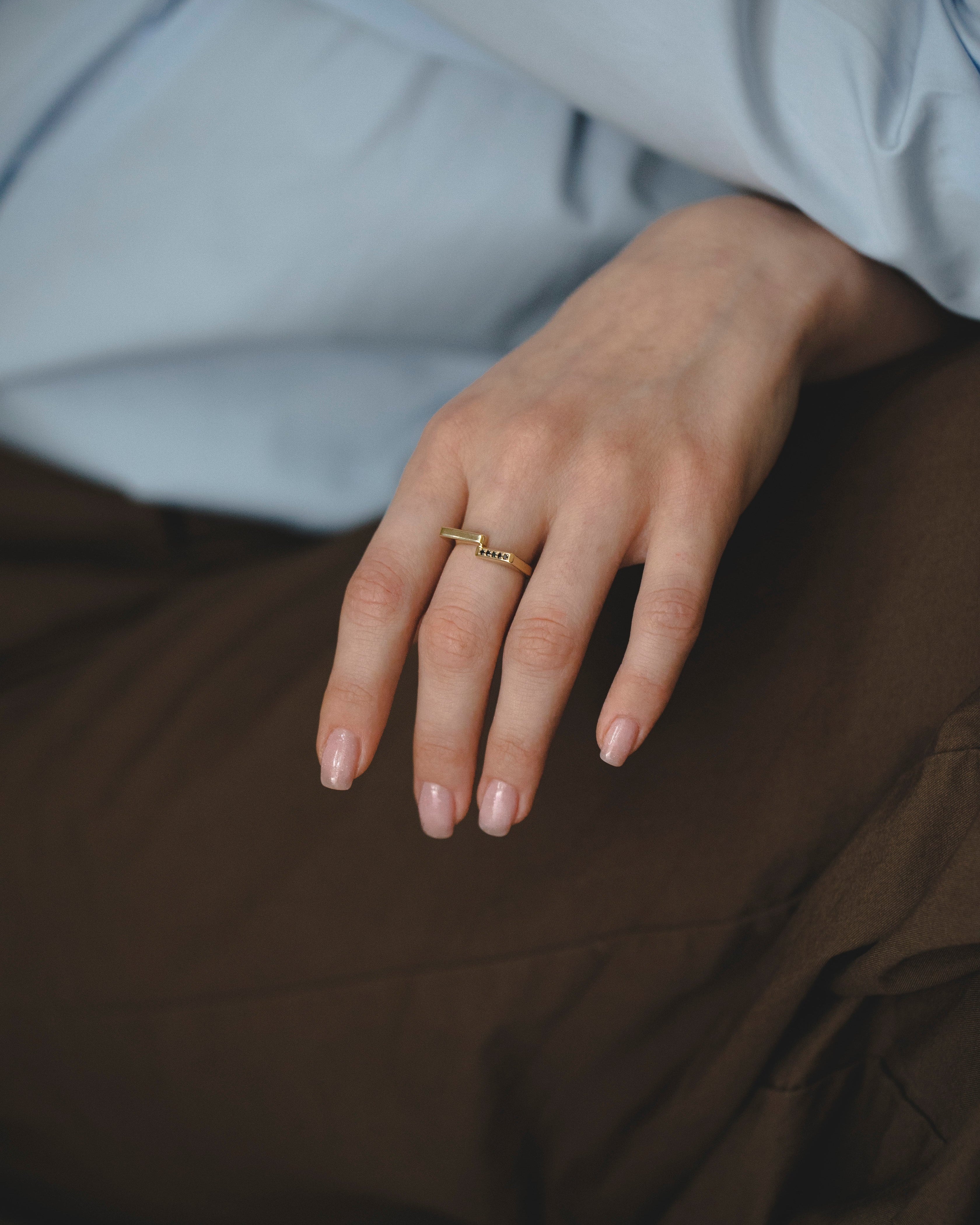 טבעת ג'ונו עם יהלומים שחורים