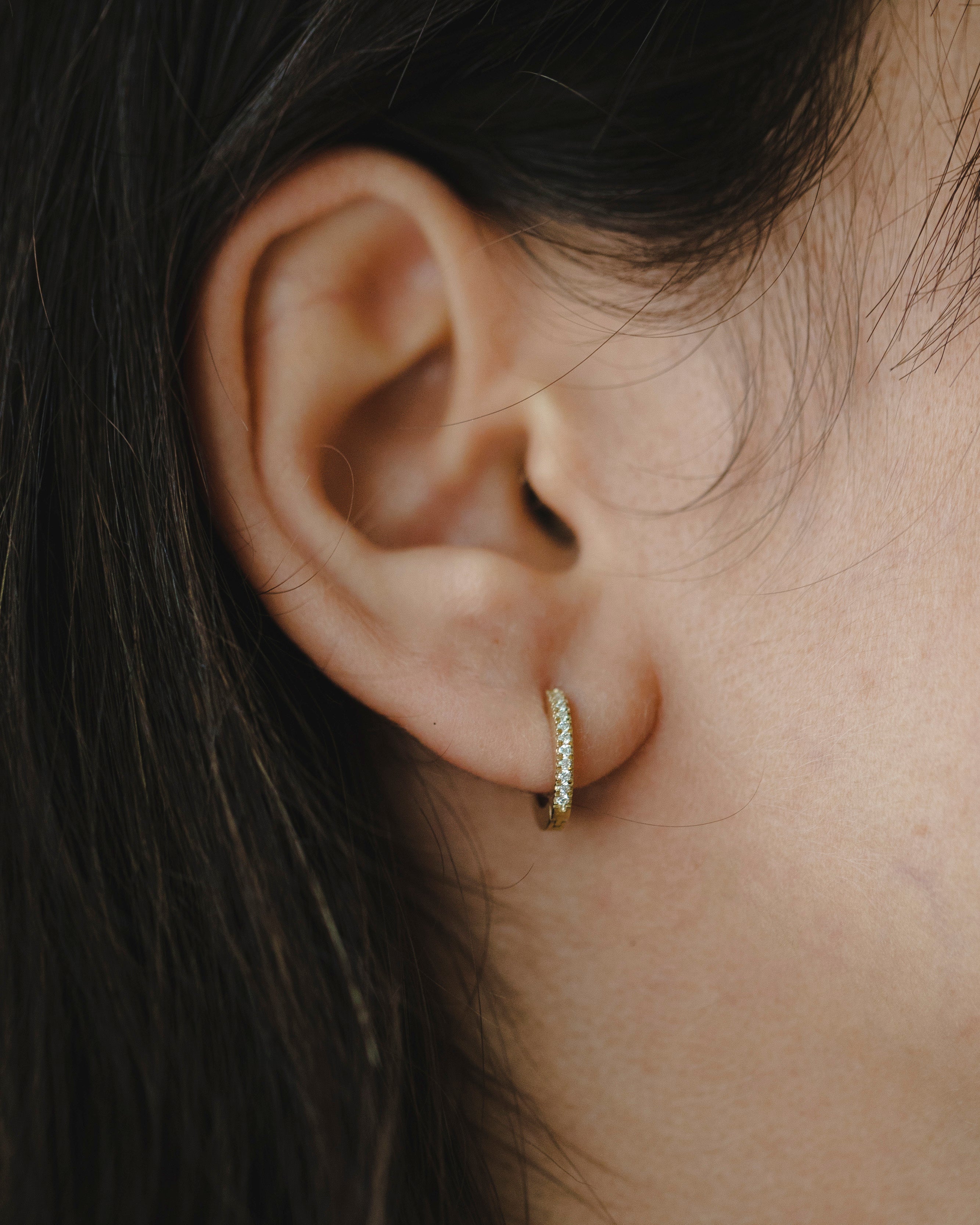 עגיל חישוק קלואי בינוני - 12 מ"מ יהלומים לבנים