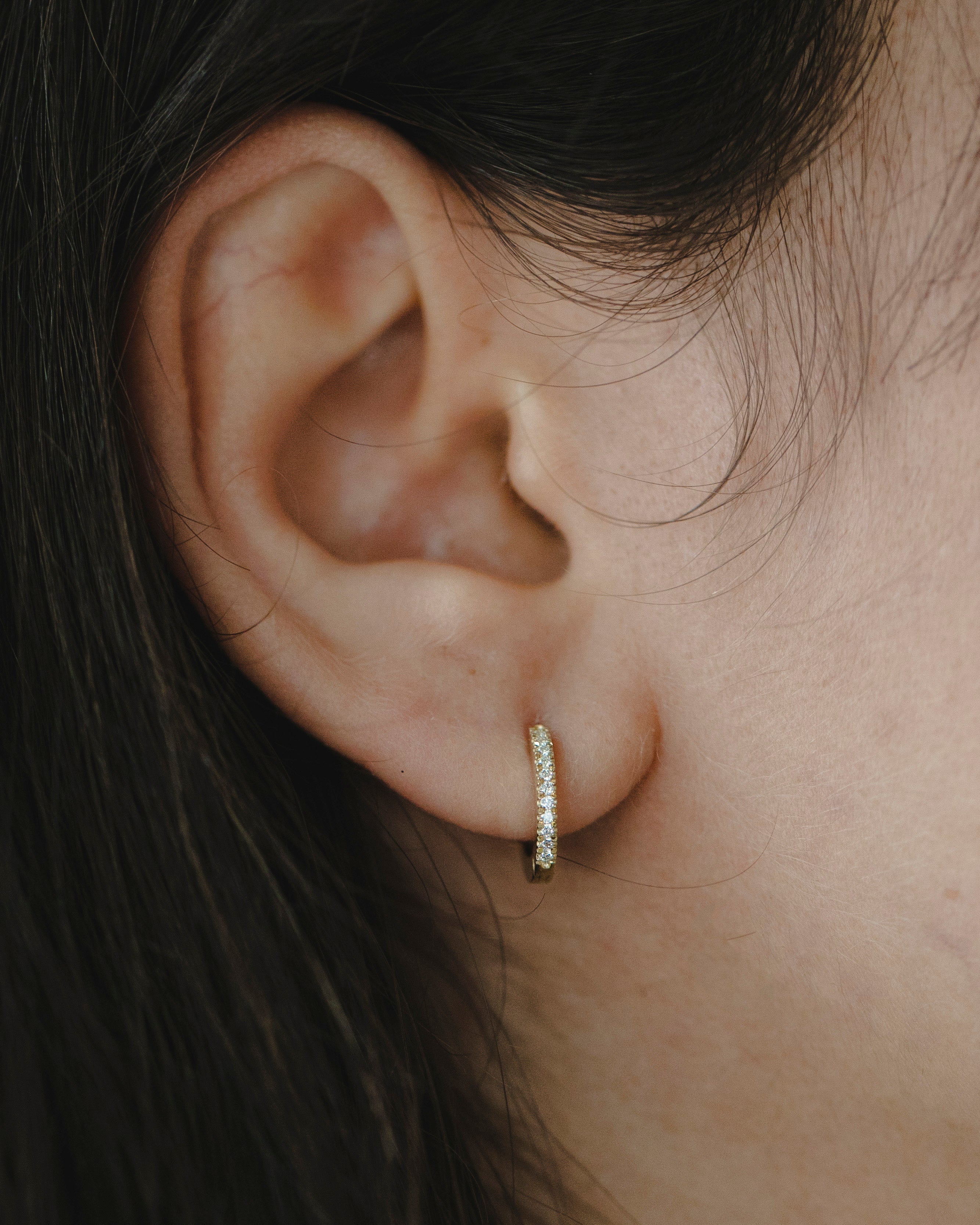 עגיל חישוק קלואי בינוני - 12 מ"מ יהלומים לבנים