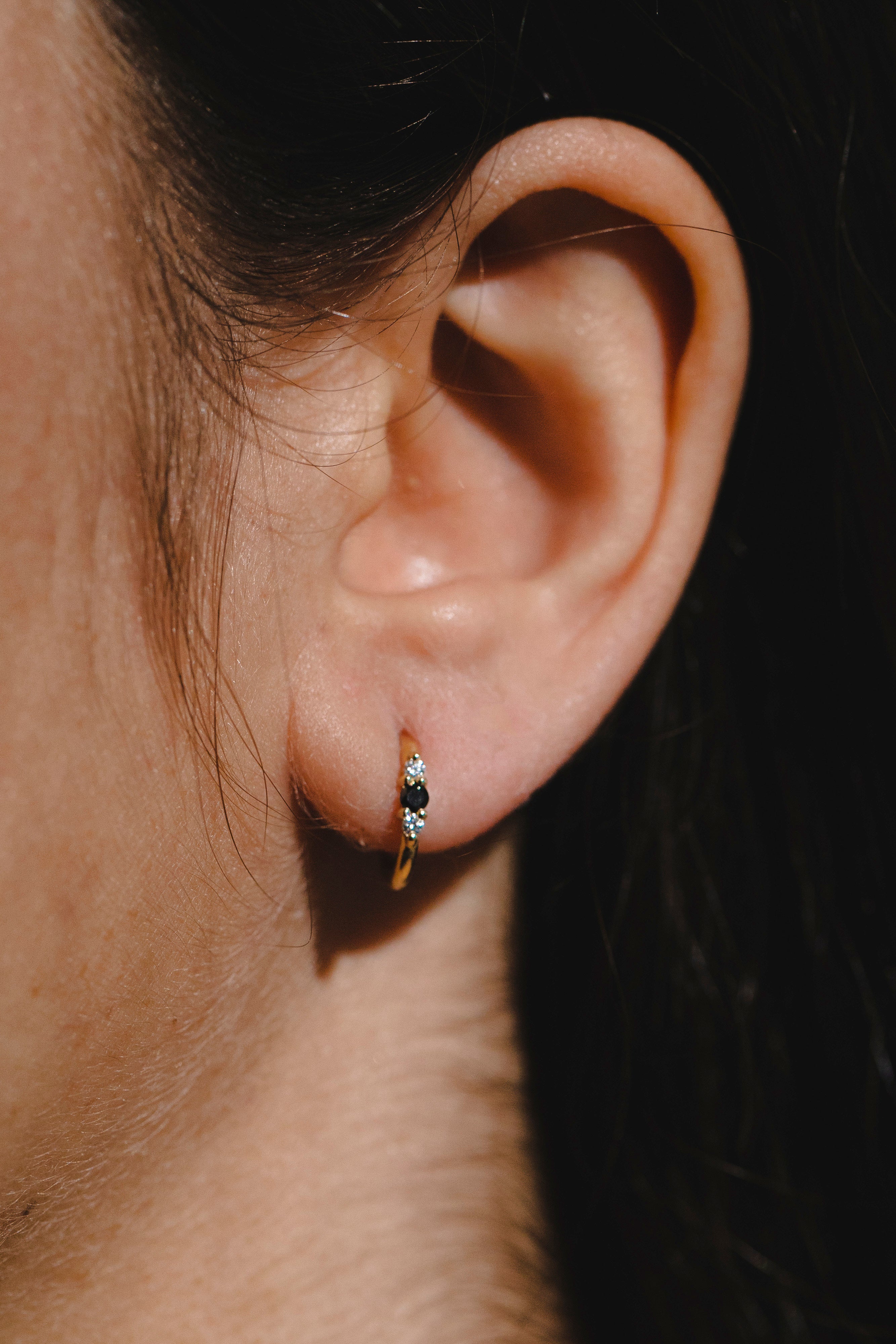 עגיל חישוק קלאסי אודרי יהלום שחור ויהלומים