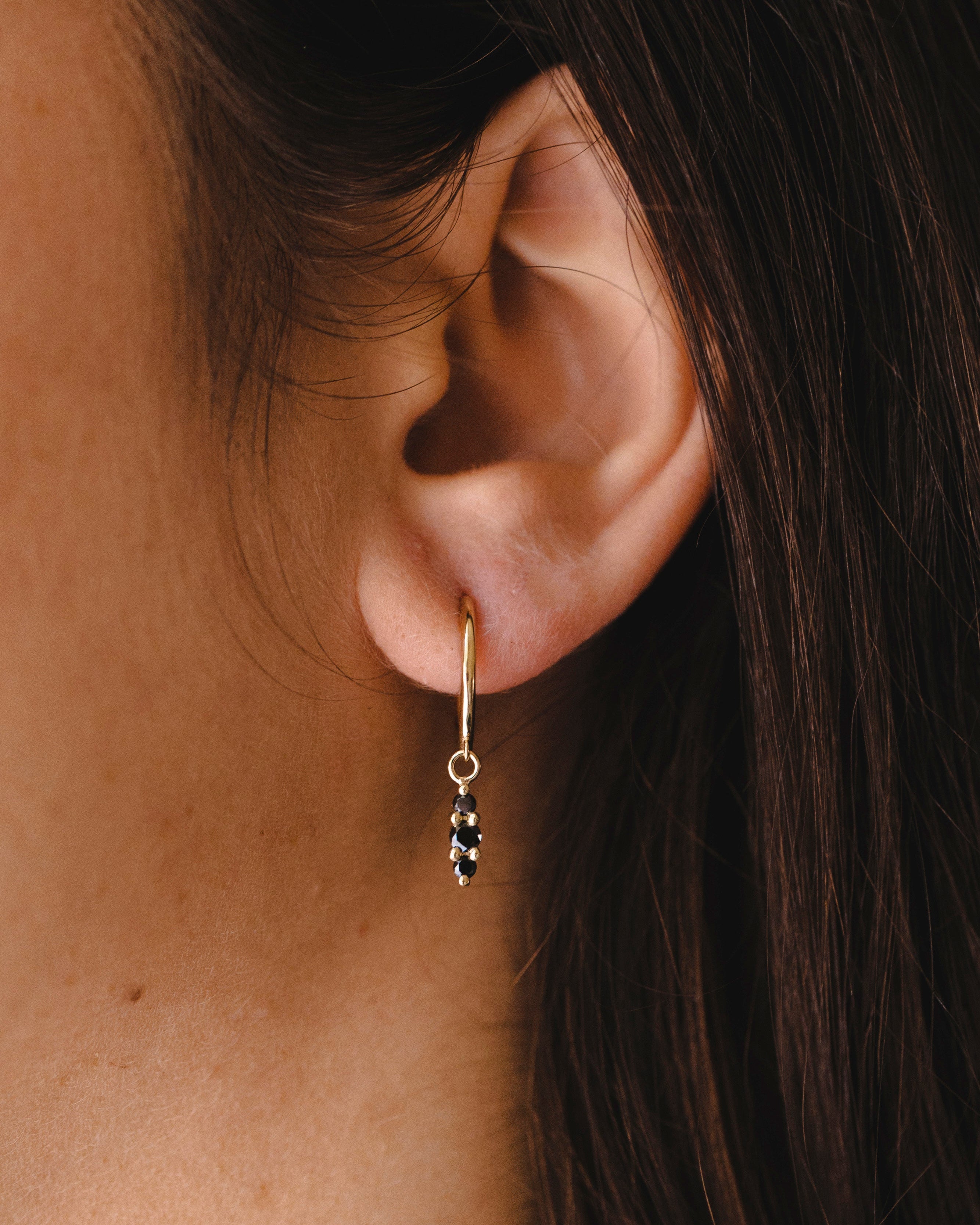 עגיל חישוק קיילי תליון אודרי יהלומים שחורים