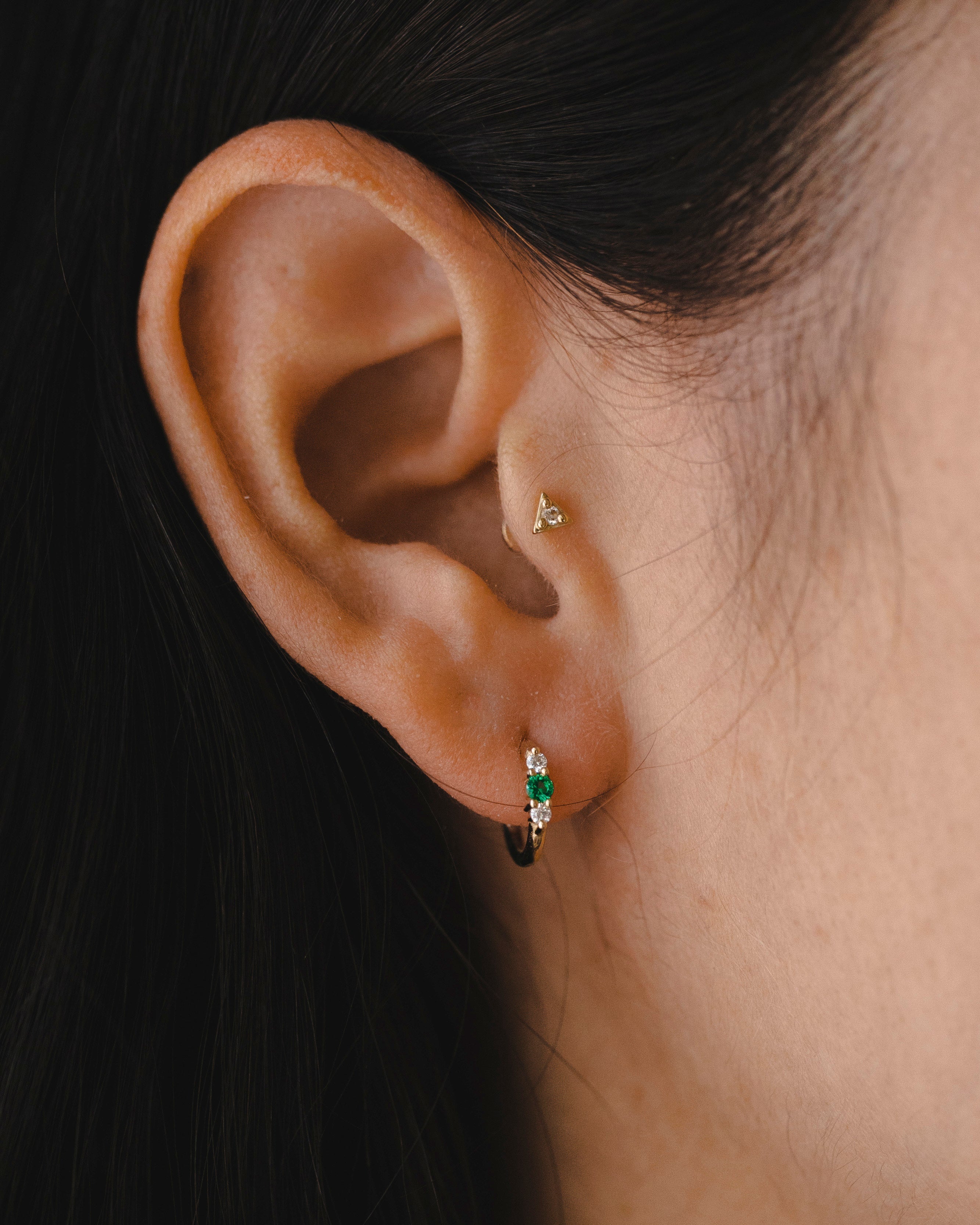 עגיל חישוק אודרי קטן עם אמרלד ויהלומים