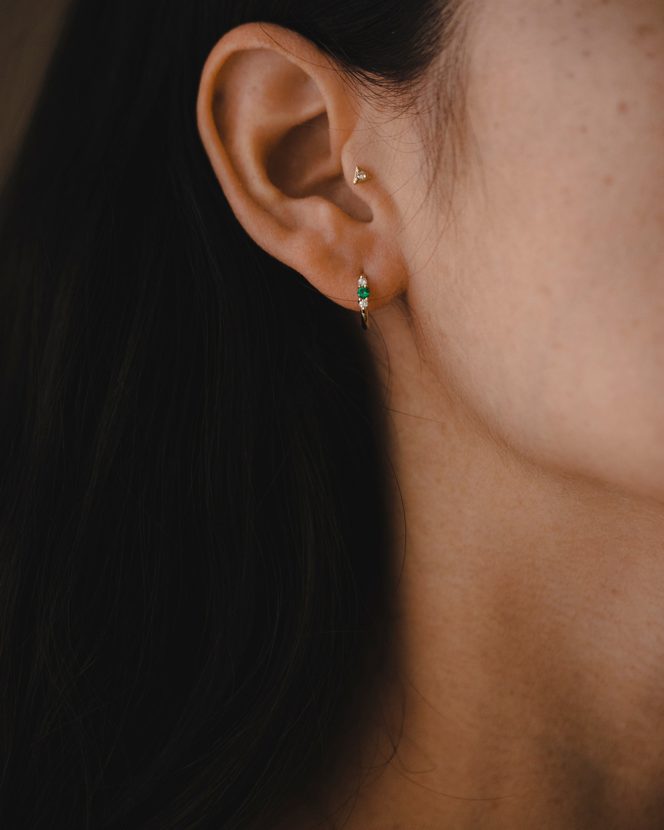 עגיל חישוק אודרי קטן עם אמרלד ויהלומים