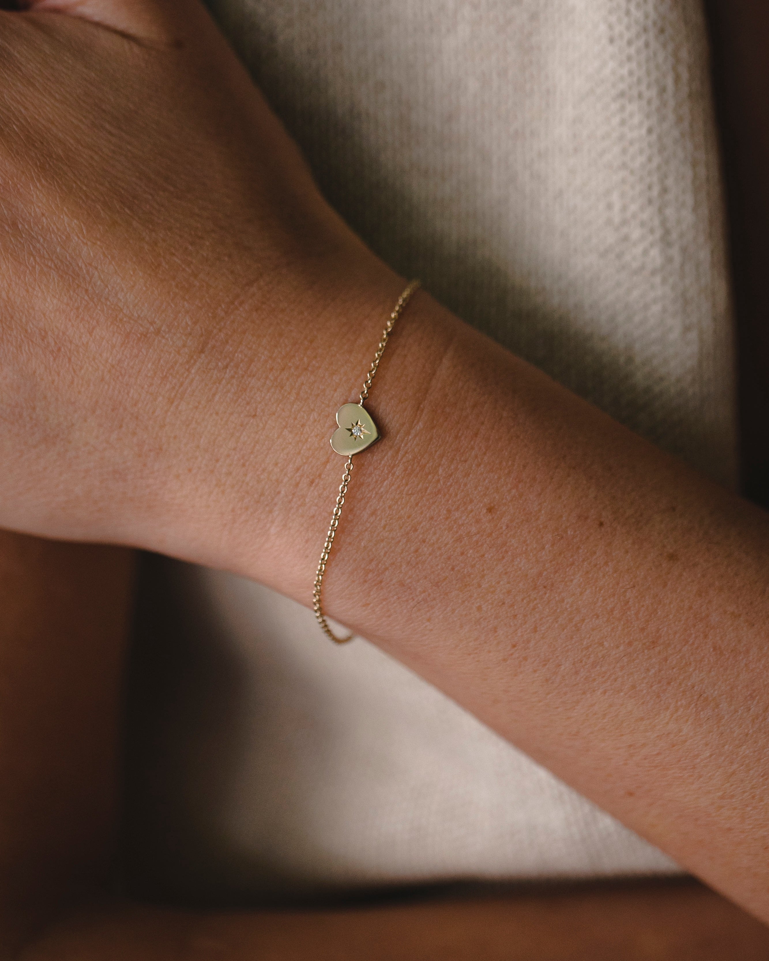 צמיד לב משובץ יהלום