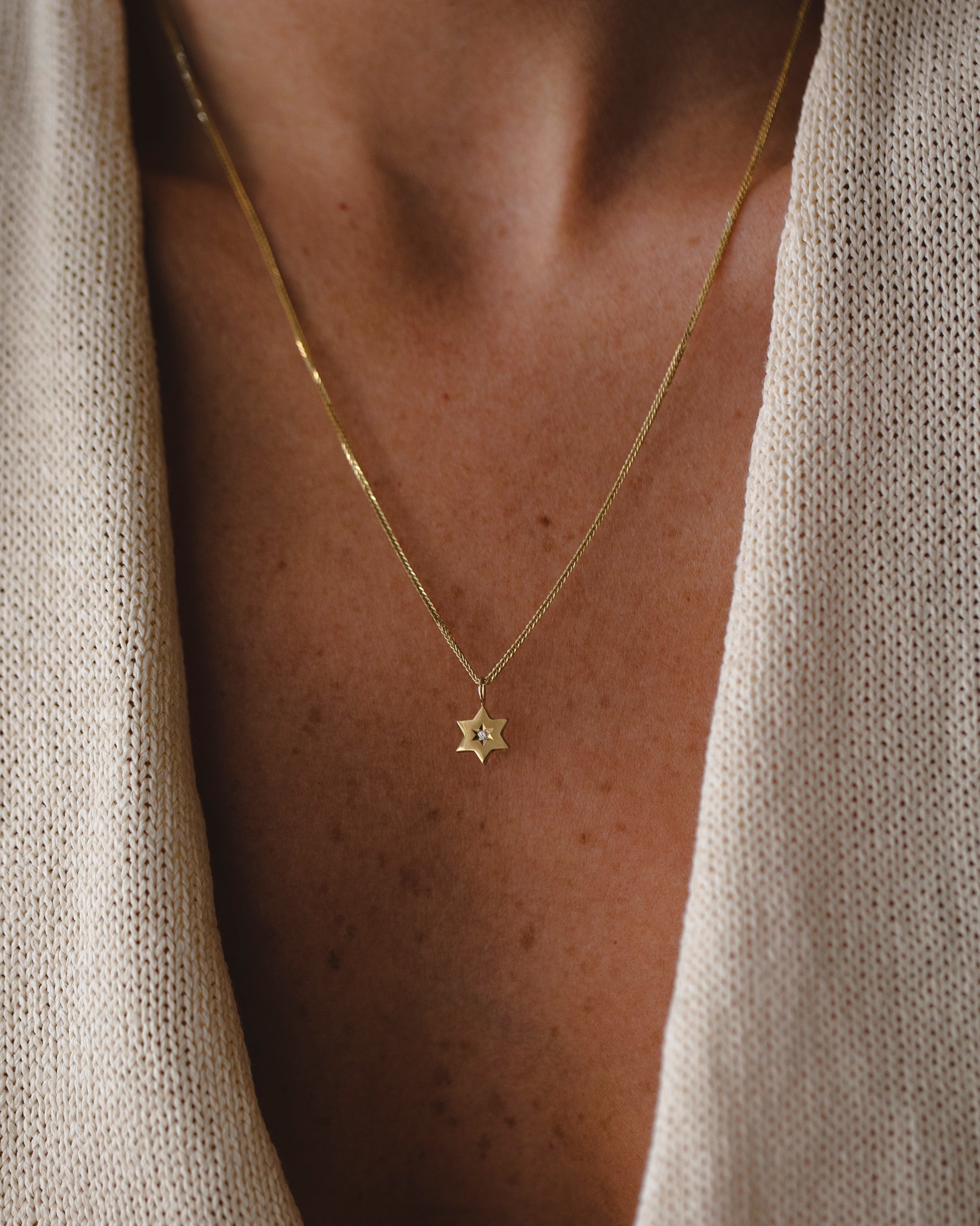 תליון מגן העוטף יהלום לבן