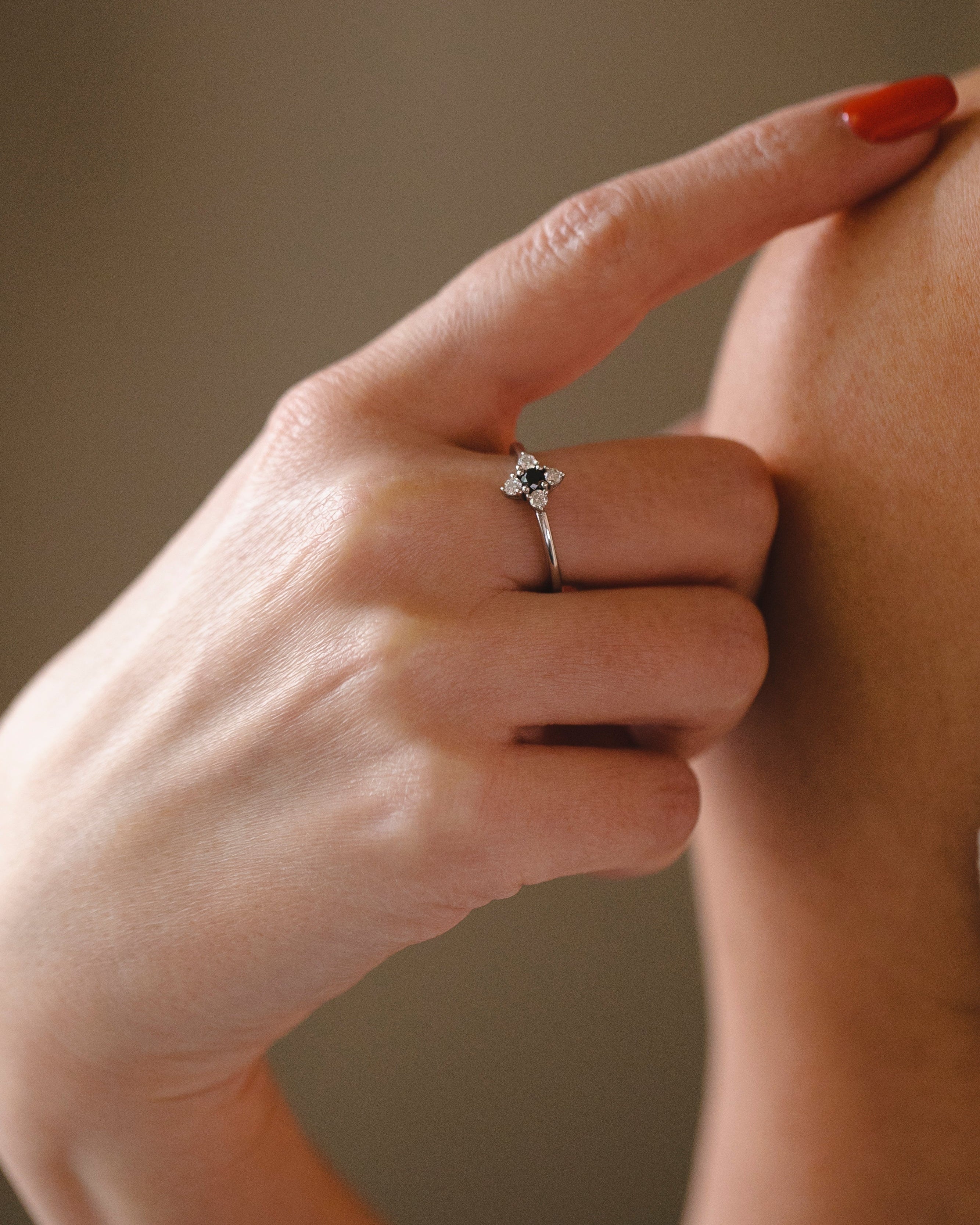 טבעת אליאנה יהלומים שחור לבן