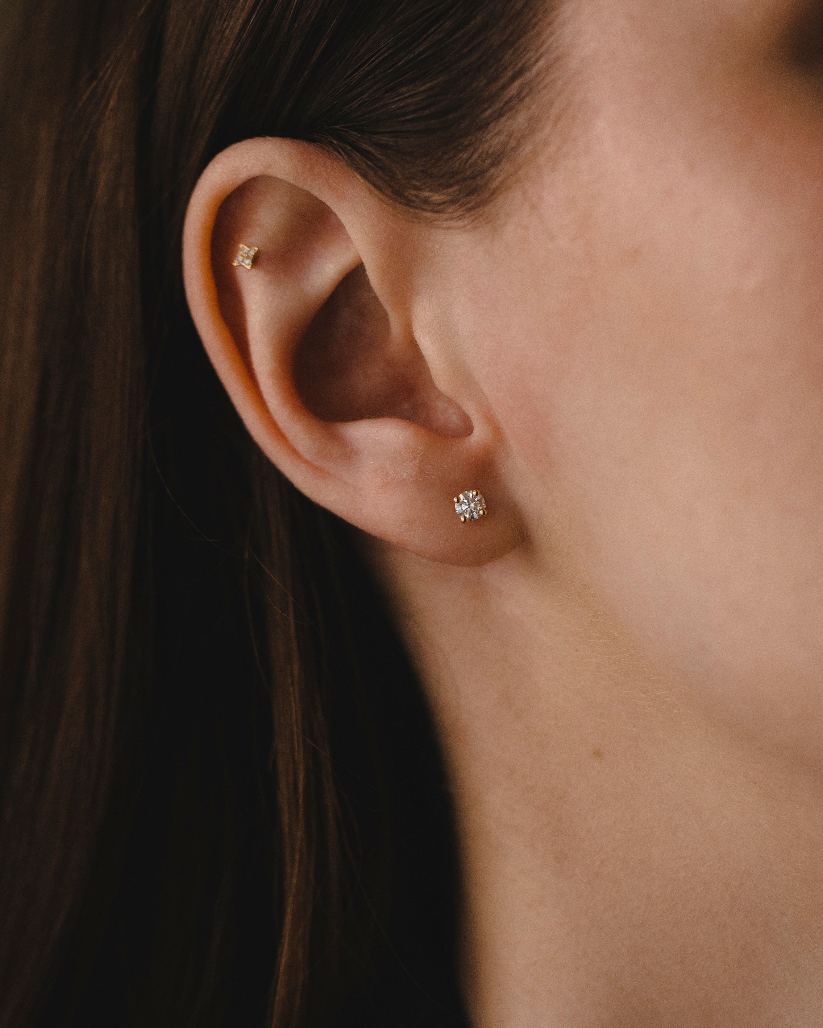 עגיל מרטינה יהלומים לבנים 4 מ"מ