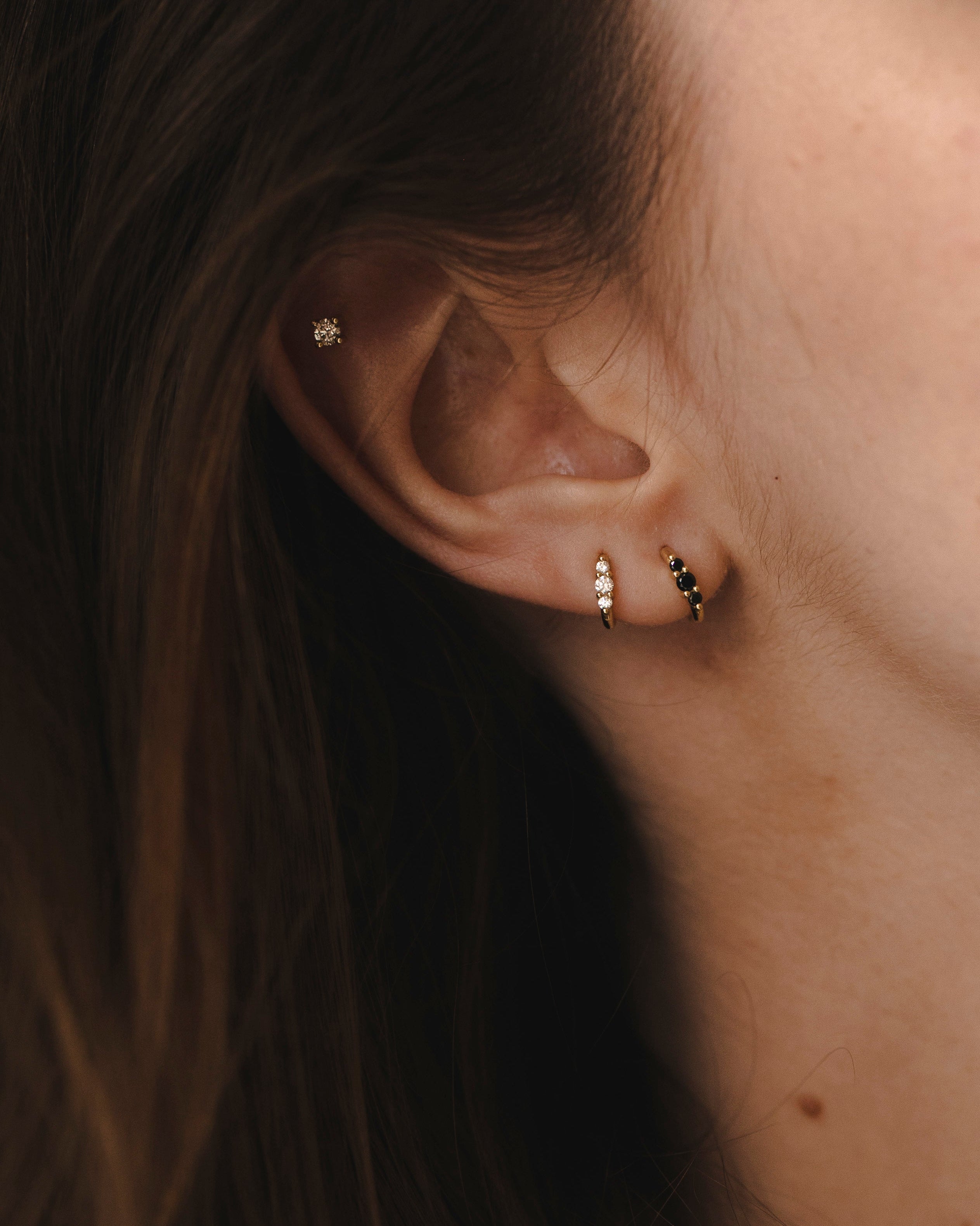 עגיל חישוק מיני אודרי עם יהלומים לבנים