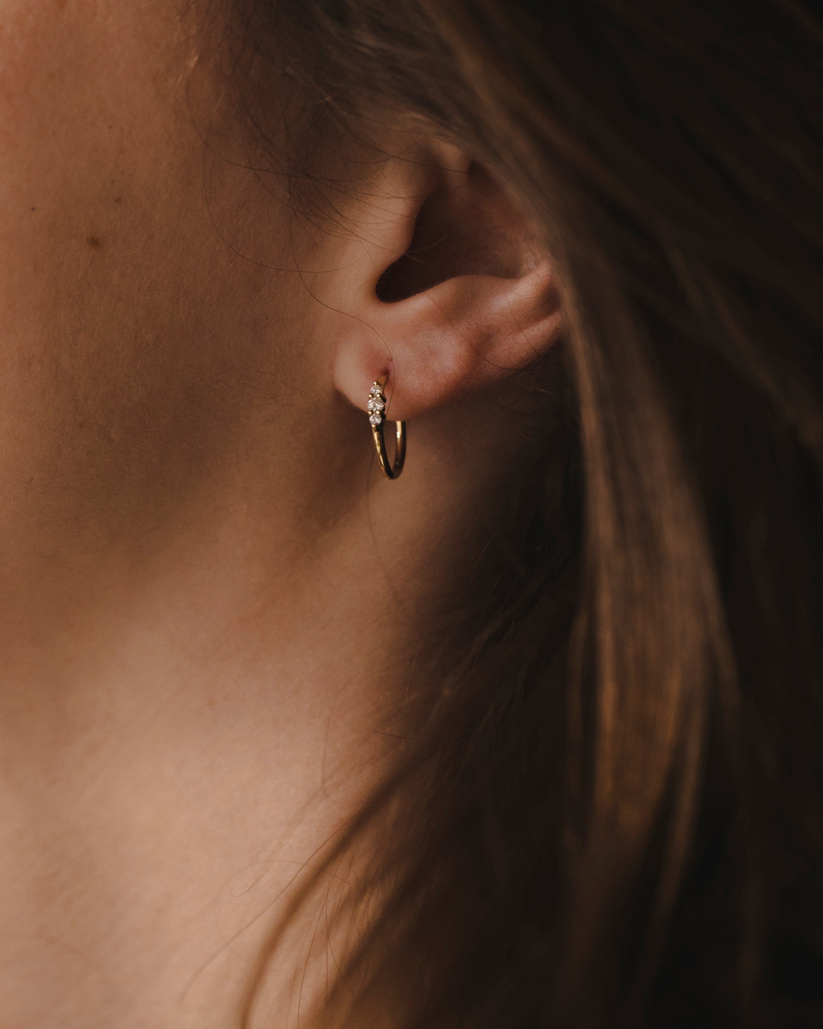 עגיל חישוק אודרי גדול עם יהלומים לבנים