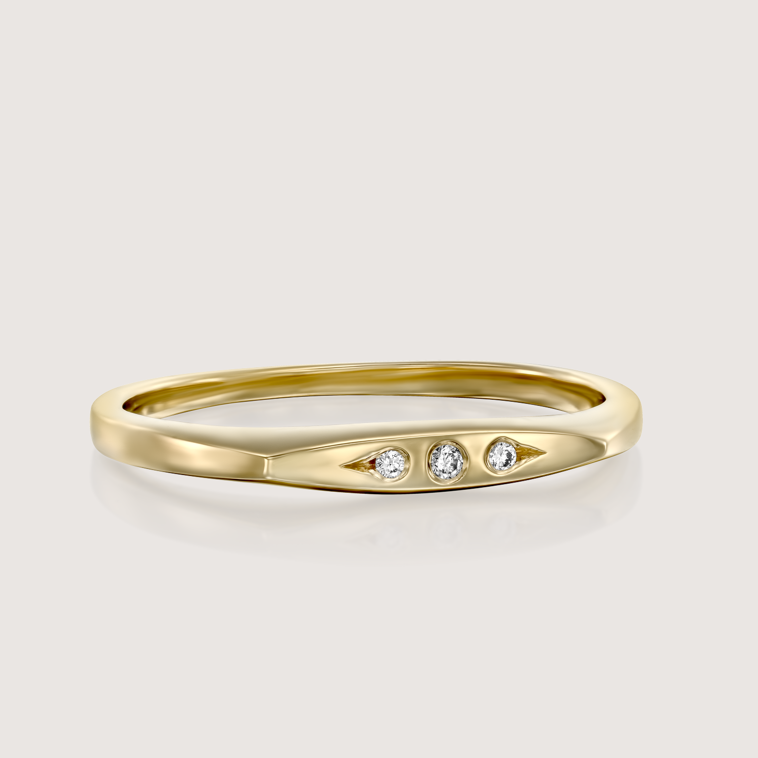 טבעת ג׳קי שלושה יהלומים לבנים