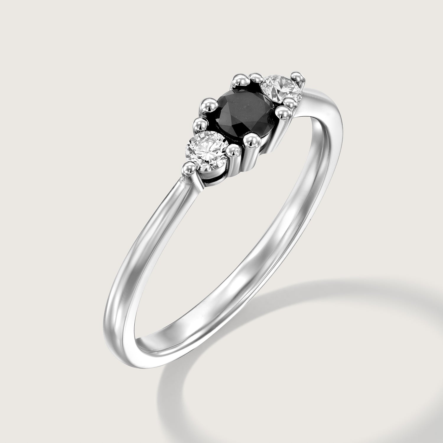טבעת אודרי יהלומים שחור לבן 3.5 מ"מ