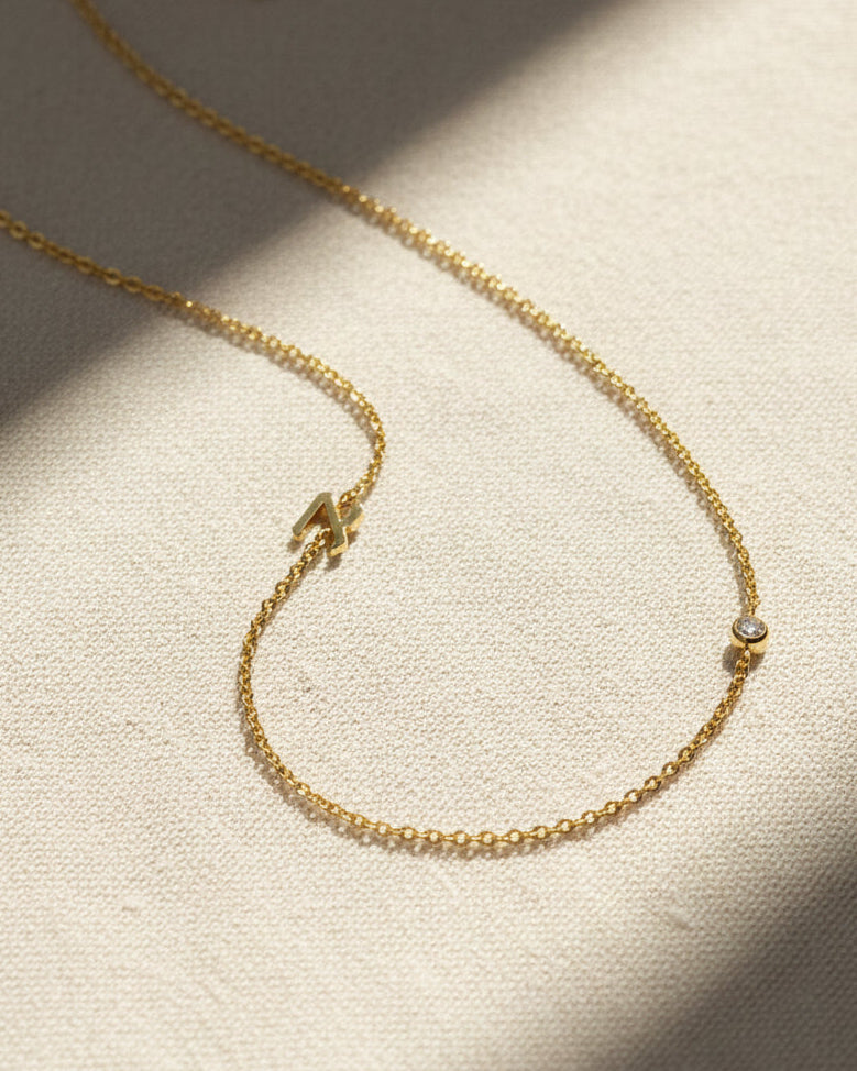 שרשרת עם תליון אות מרחף ואלכס