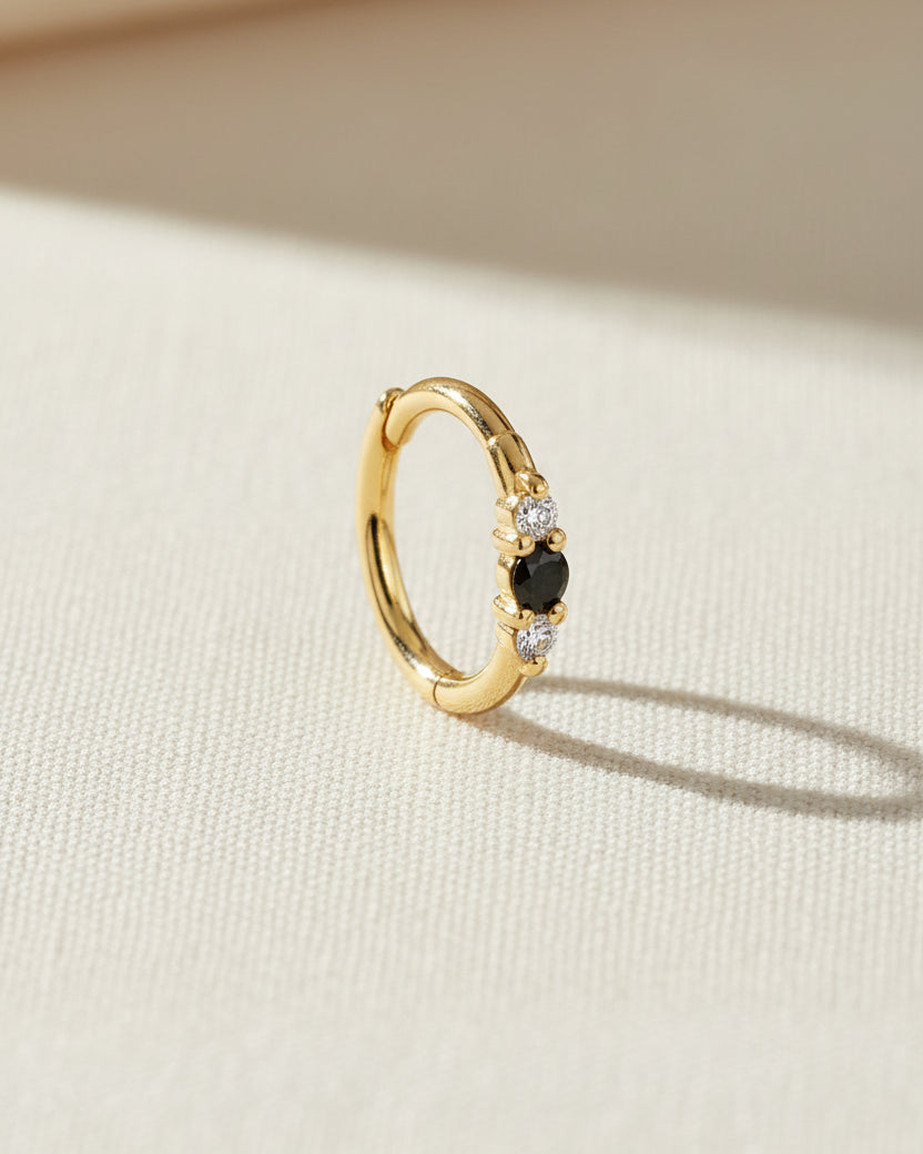 עגיל חישוק קלאסי אודרי יהלום שחור ויהלומים