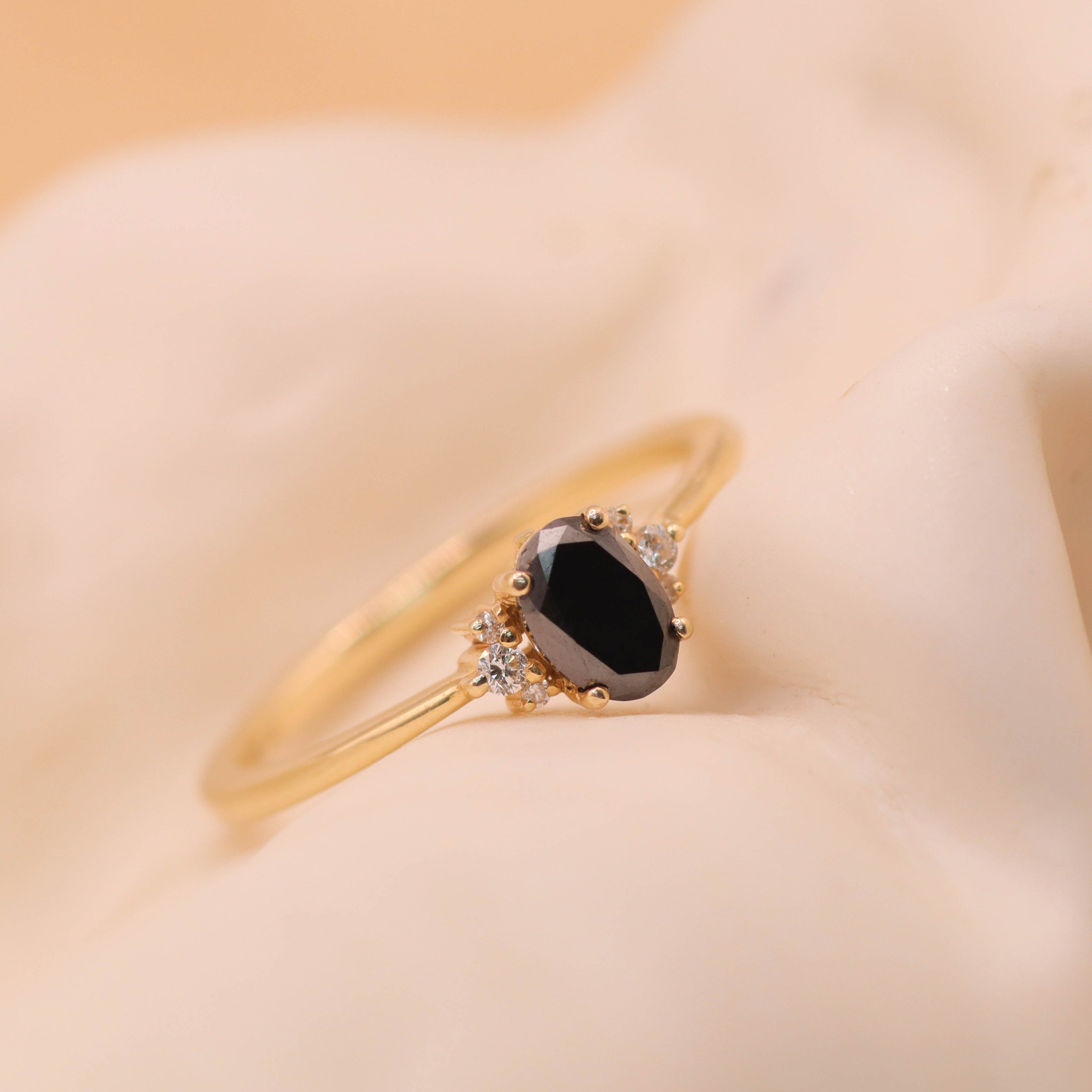 טבעת אלה עם יהלום מרכזי שחור