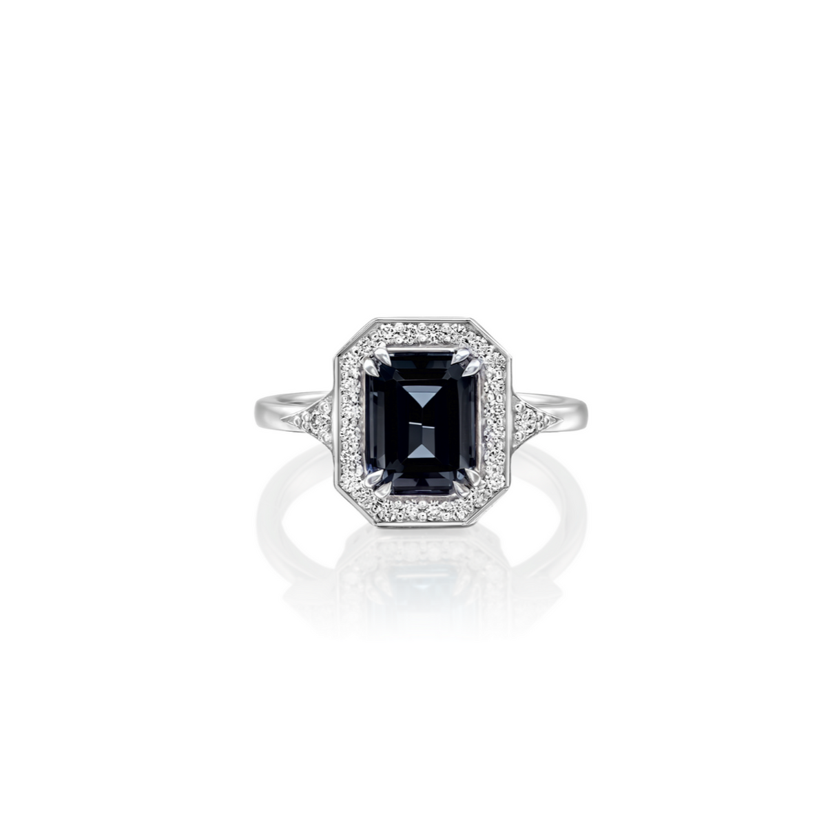 טבעת קתרינה עם יהלום שחור ויהלומים לבנים