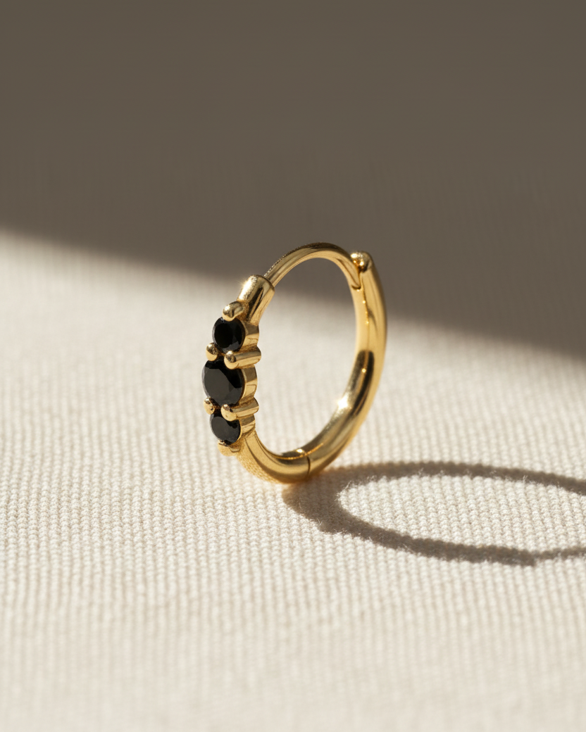 עגיל חישוק אודרי קלאסי יהלומים שחורים