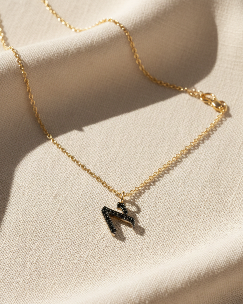 שרשרת תליון אות קטנה משובצת יהלומים שחורים