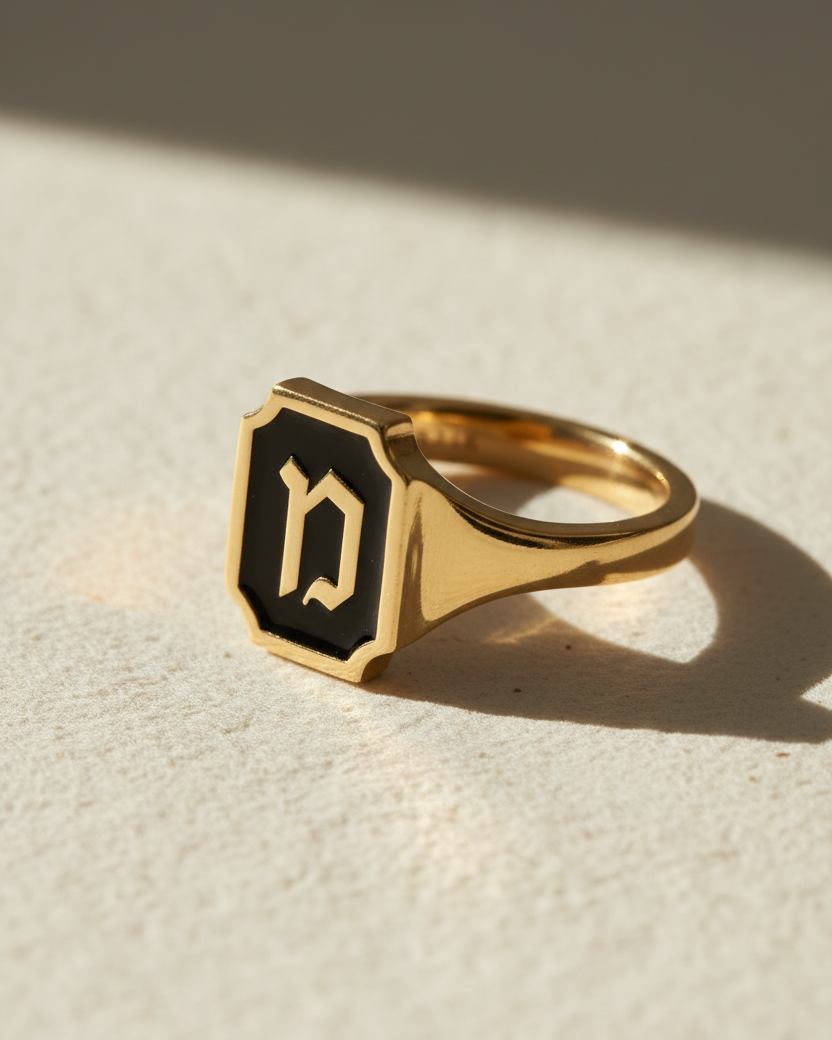 טבעת תום - טבעת אות אמייל שחור