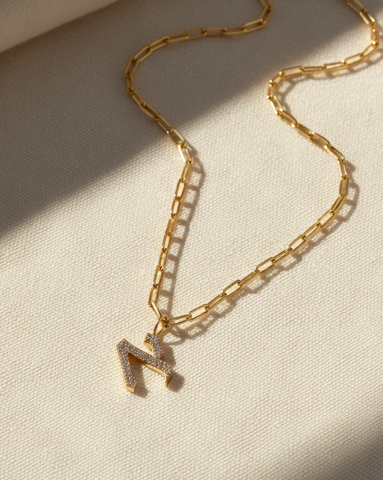 שרשרת סטייפלס תליון אות גדולה משובצת יהלומים