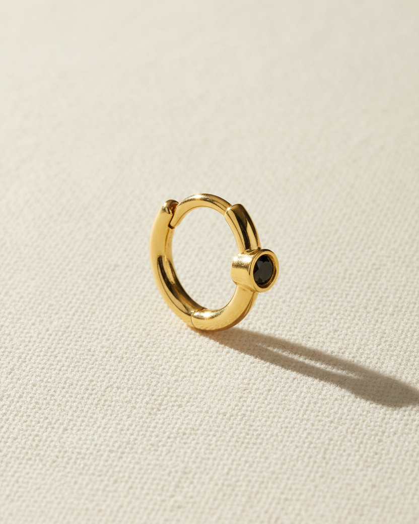 עגיל חישוק זהב מיני אלכסיס יהלום שחור