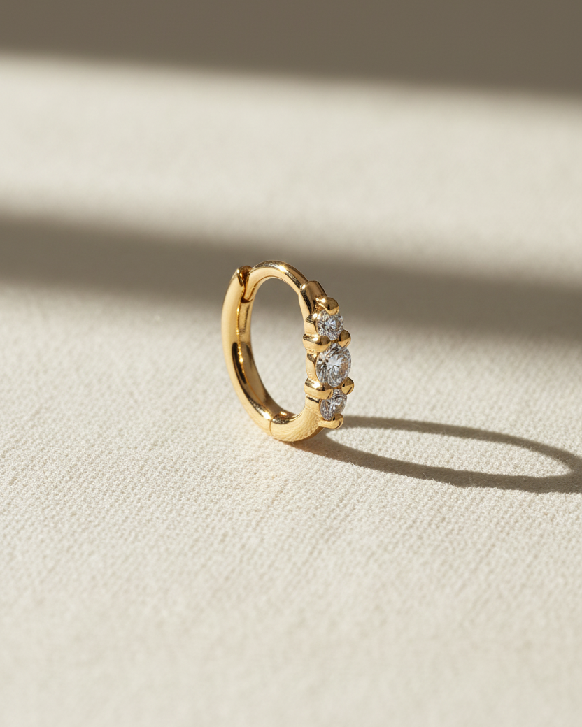 עגיל חישוק מיני אודרי עם יהלומים לבנים