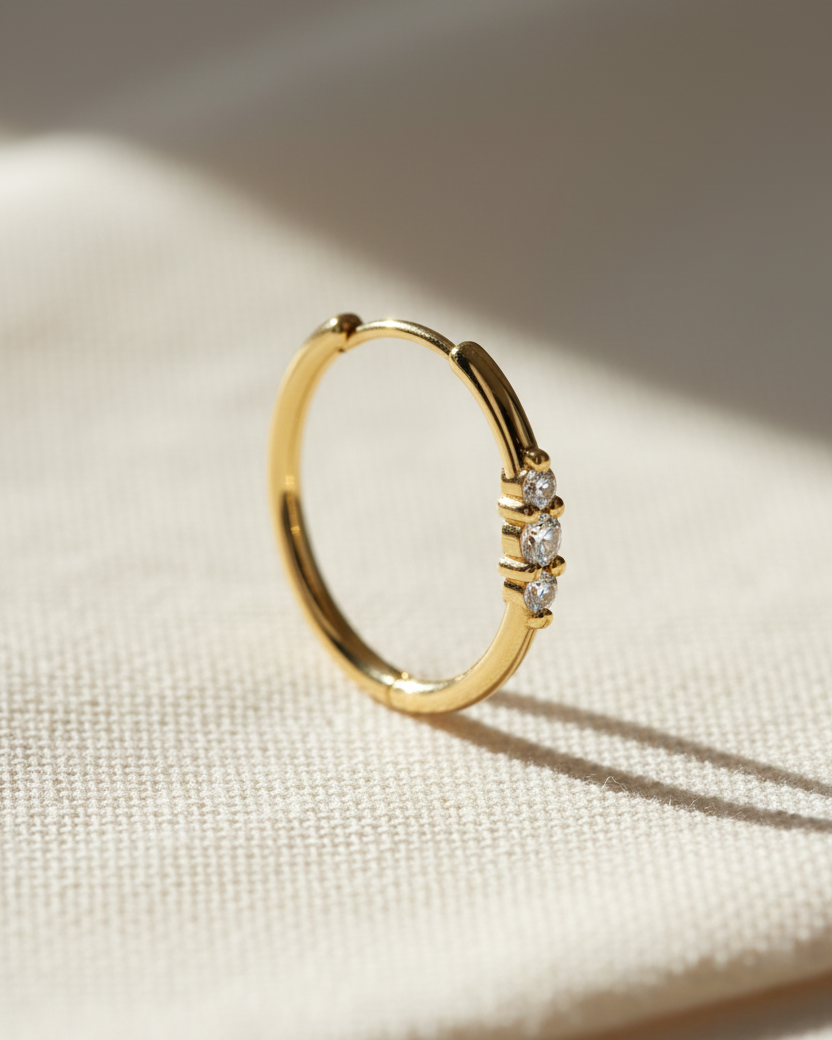 עגיל חישוק אודרי מוגדל עם יהלומים לבנים