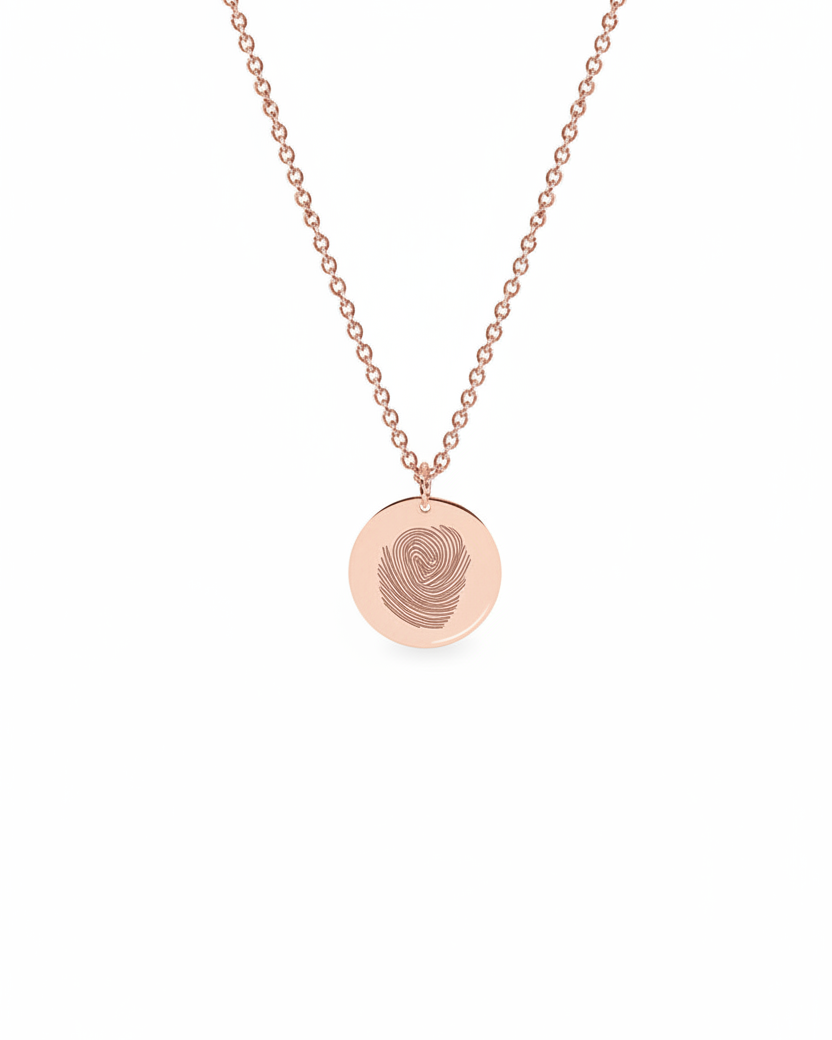 קיארה עם חריטת טביעת אצבע