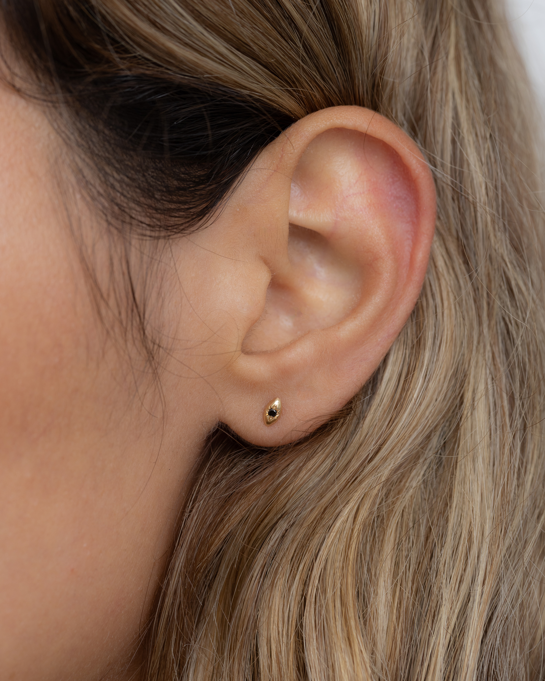 עגיל אגתה יהלום שחור