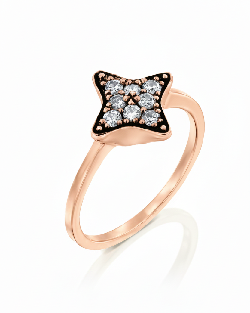 טבעת קסיופאה משובצת יהלומים לבנים והשחרה