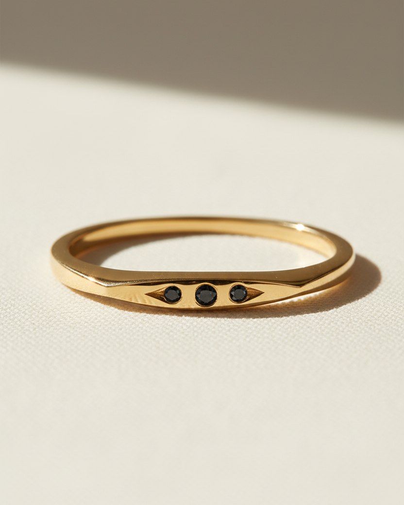 טבעת ג׳קי שלושה יהלומים שחורים