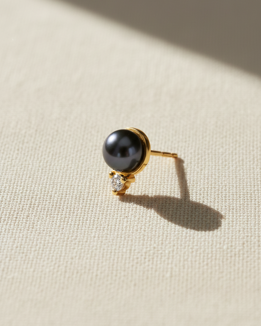 עגיל סקארלט עם פנינה שחורה ויהלום