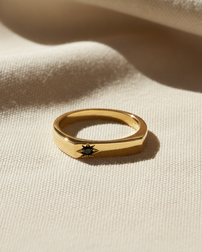 טבעת שרלוט עם יהלום שחור בשיבוץ כוכב