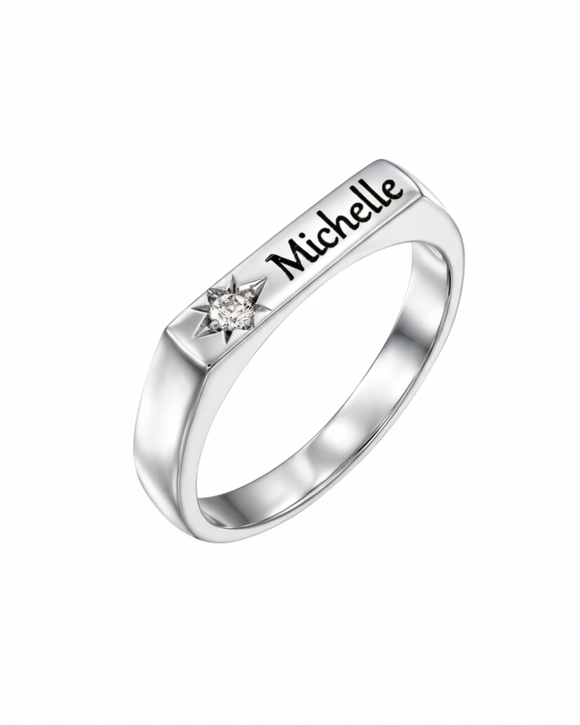 טבעת שרלוט עם יהלום לבן וחריטה