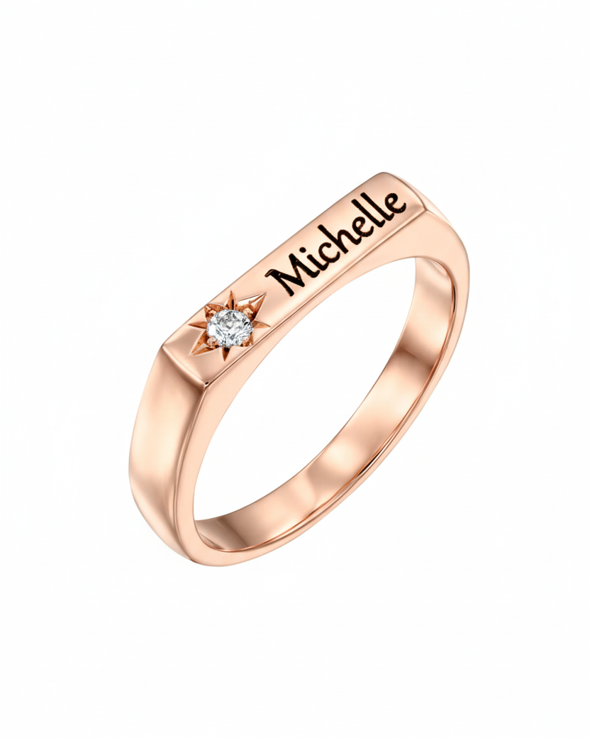 טבעת שרלוט עם יהלום לבן וחריטה