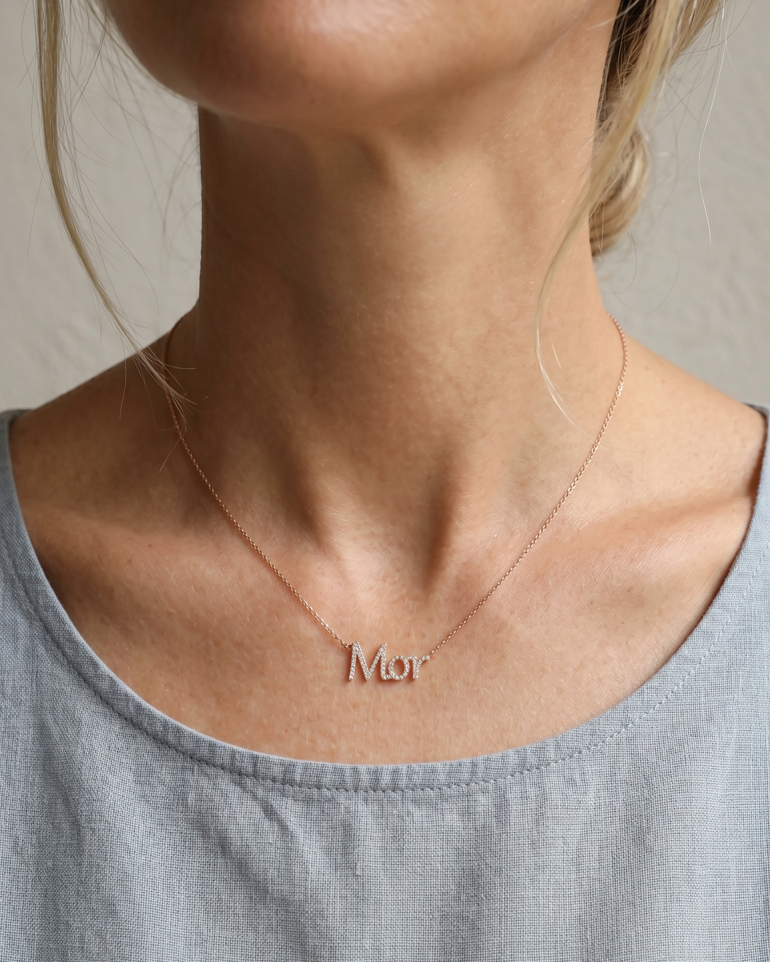 שרשרת שם משובצת יהלומים לבנים