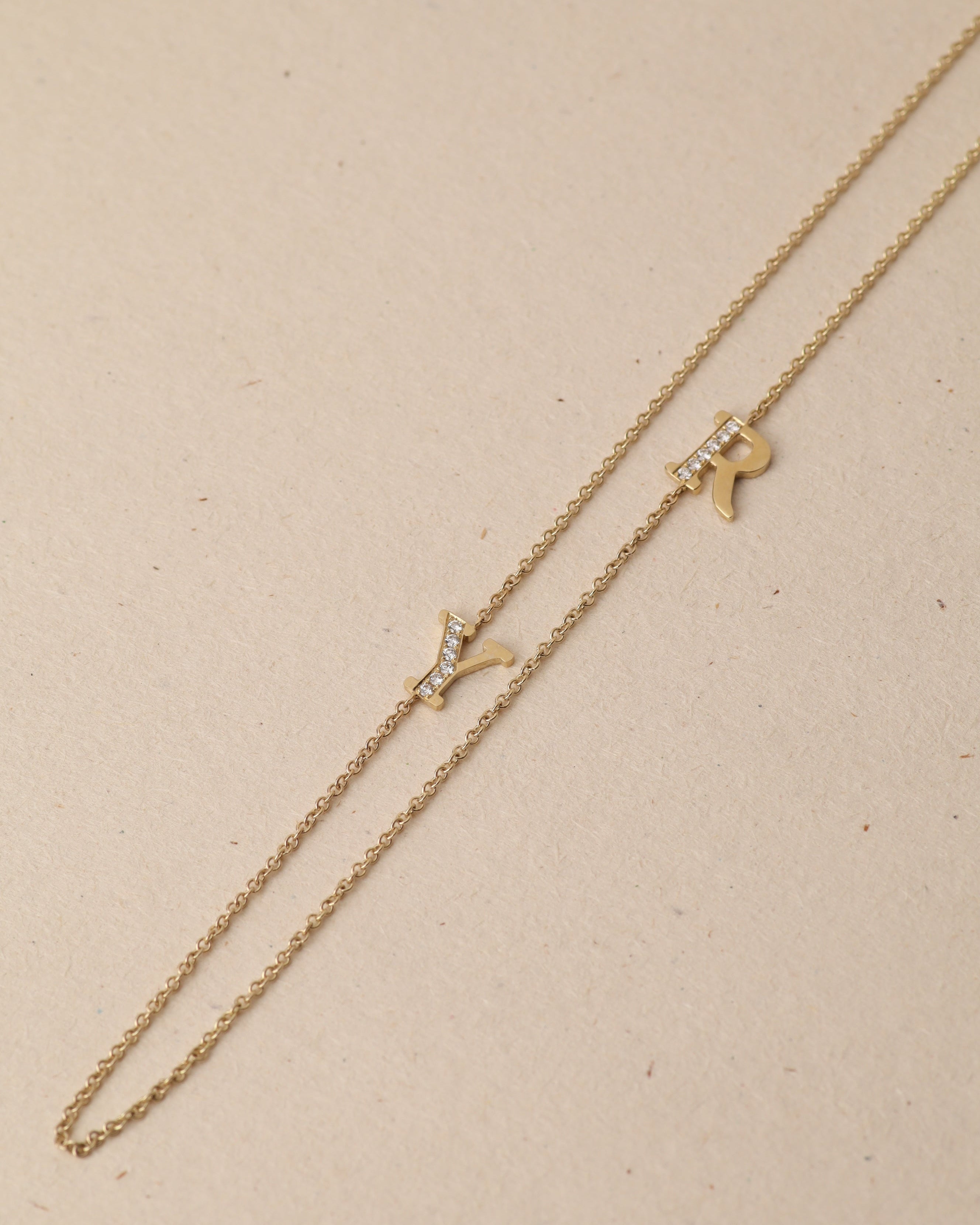 שרשרת שתי אותיות מרחפות חצי משובצות יהלומים לבנים