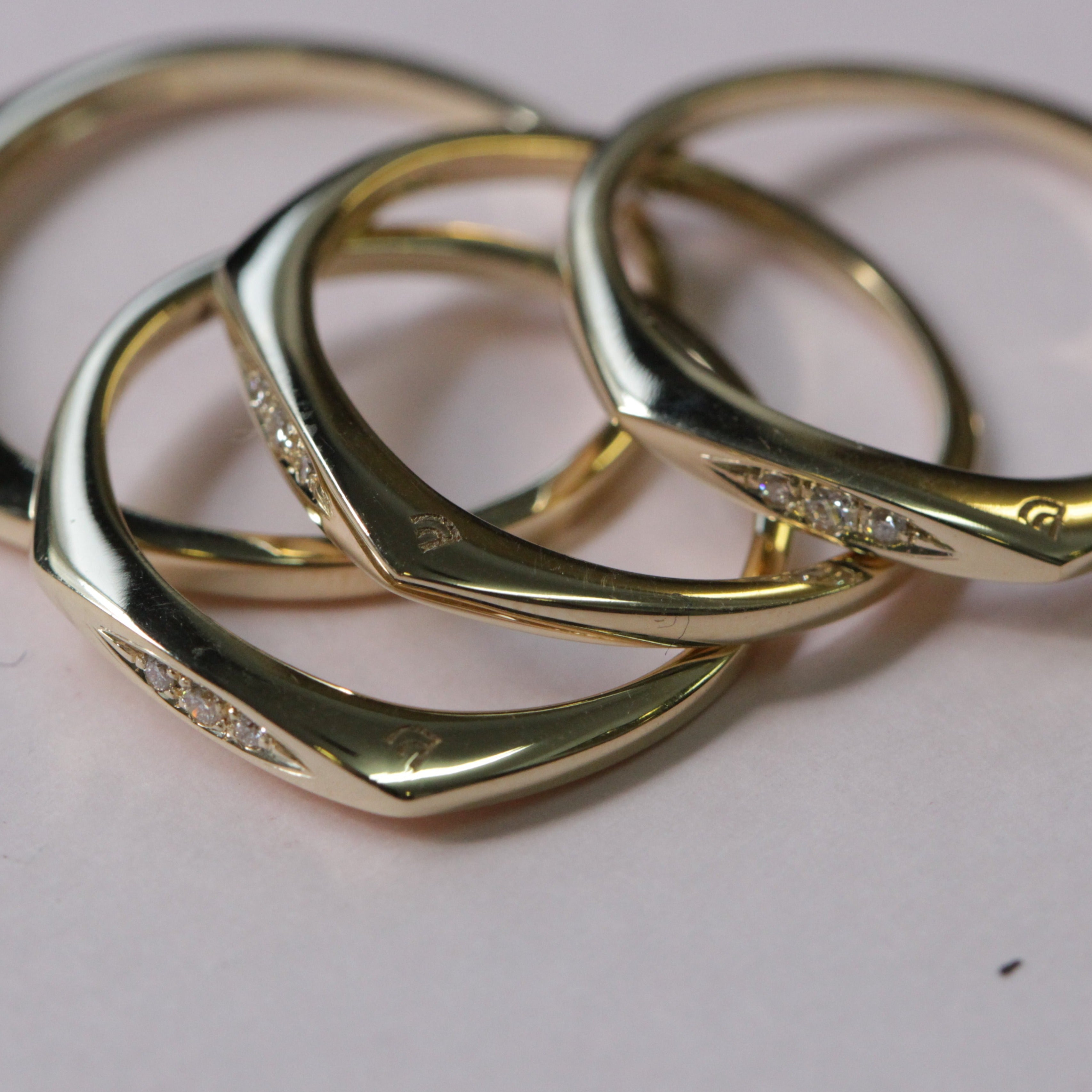 טבעת ג׳קי שלושה יהלומים לבנים
