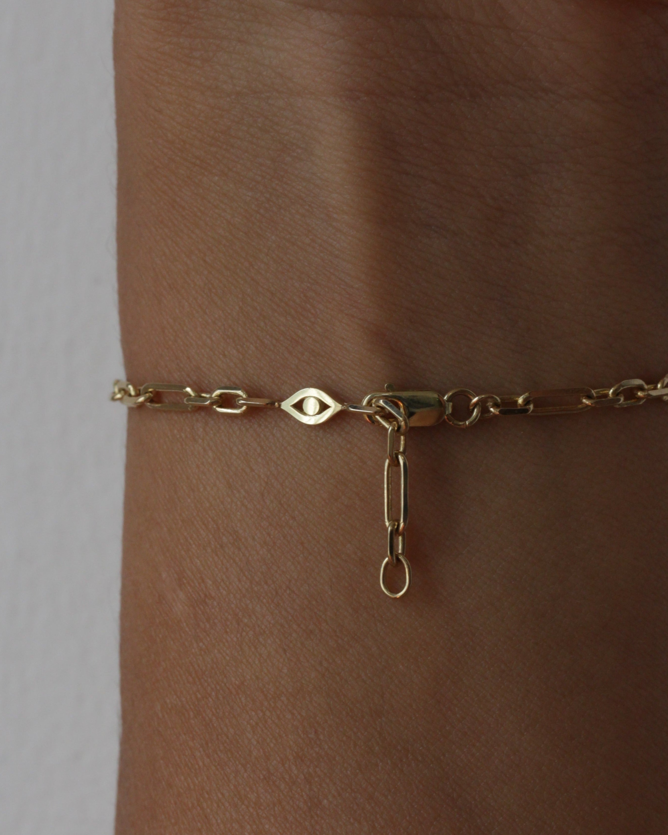 צמיד טרס עם כתר ועין